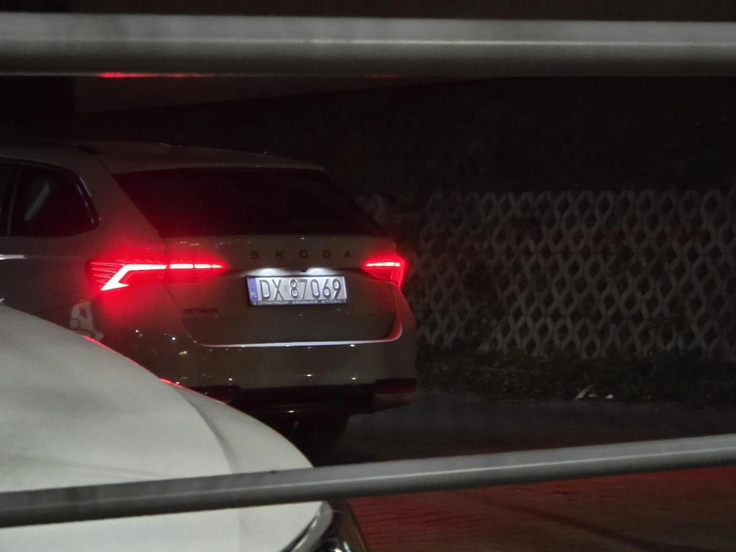 Gdyby mógł, wjechałby do paczkomatu allegro na Orkana w Kielcach żeby łatwiej odebrać serię paczek kurząc przy tym kiepa.