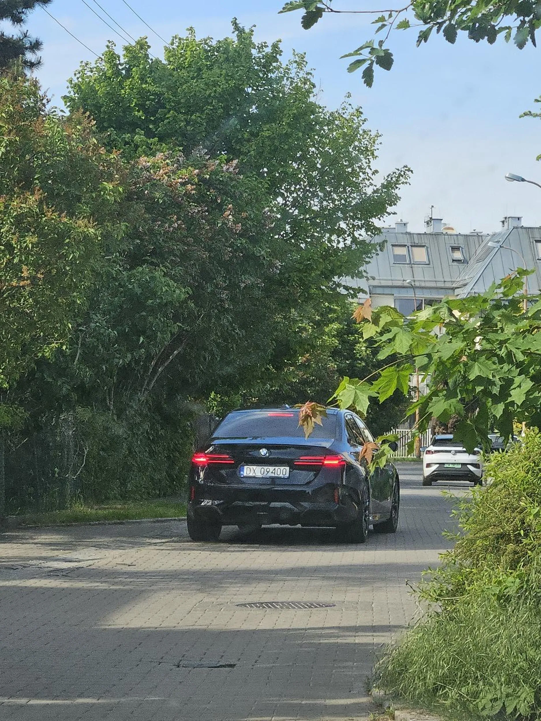 Gratulacje dla kierowcy, który po uderzeniu w lusterko i jego uszkodzeniu oddala się. Z samochodu wysiada tylko żeby obejrzeć swoje. A widząc właściciela spie*dala.