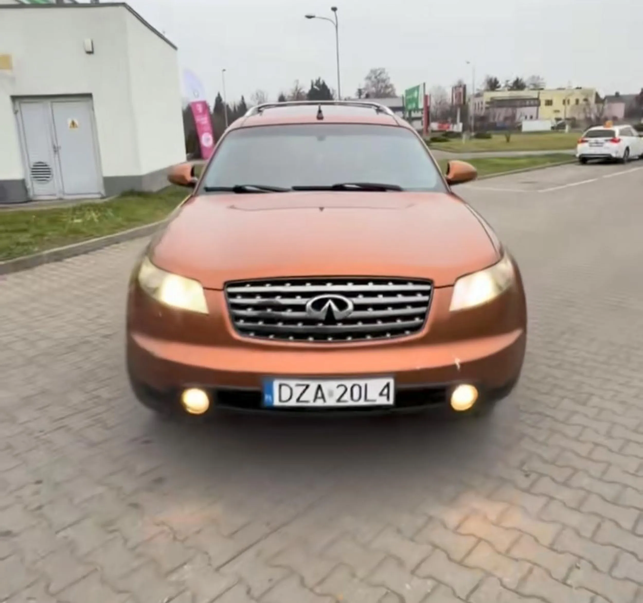 Auto obecnie na sprzedaż i Mirek handlarz nagrywał reklamę na tik toku tego auta łamiąc przepisy a dokładniej jazda na światłach przeciwmgielnych mimo że nie było ani grama mgły.