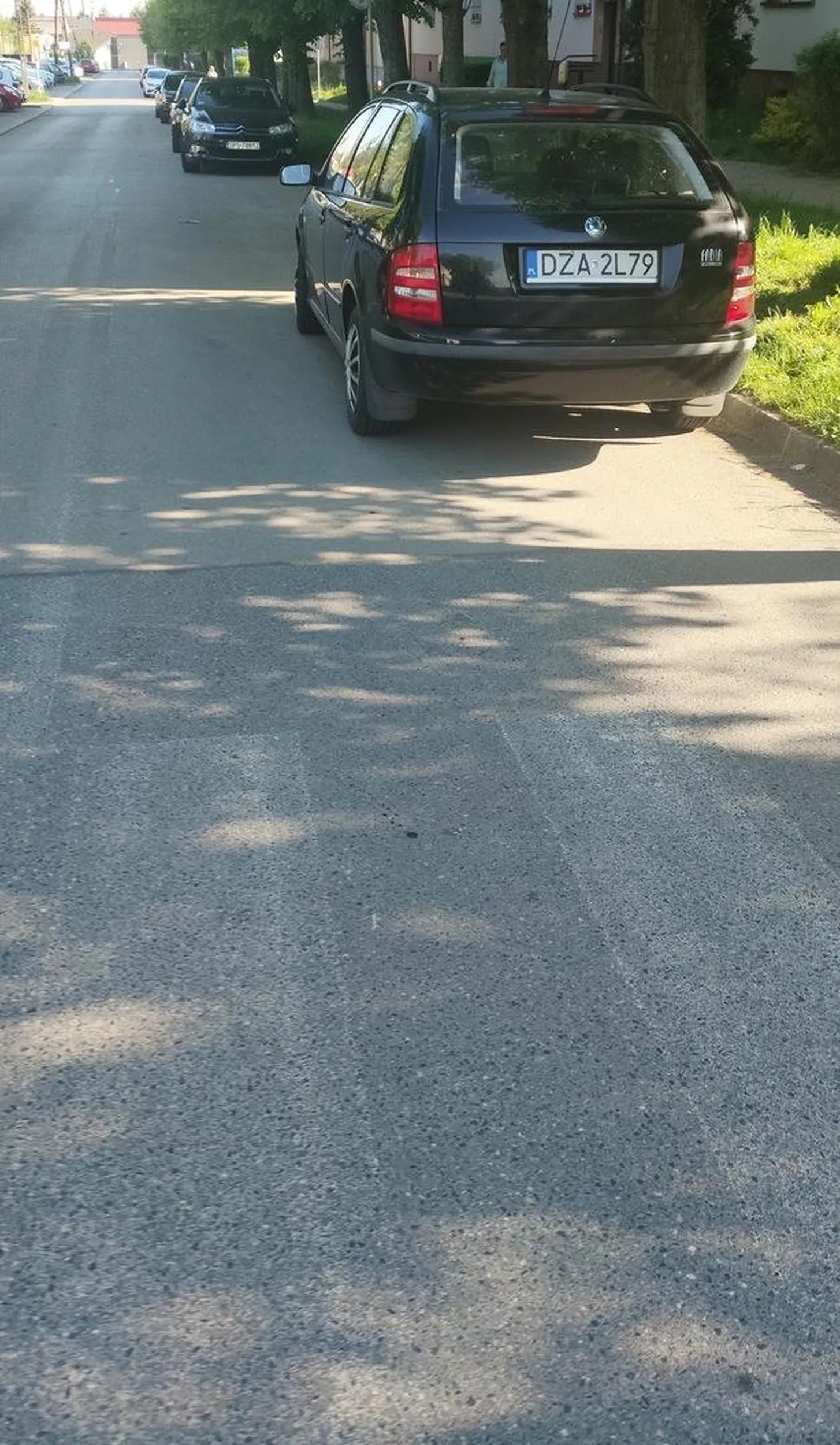 parkowanie bezpośrednio przy przejściu dla pieszych- auto zasłania widok