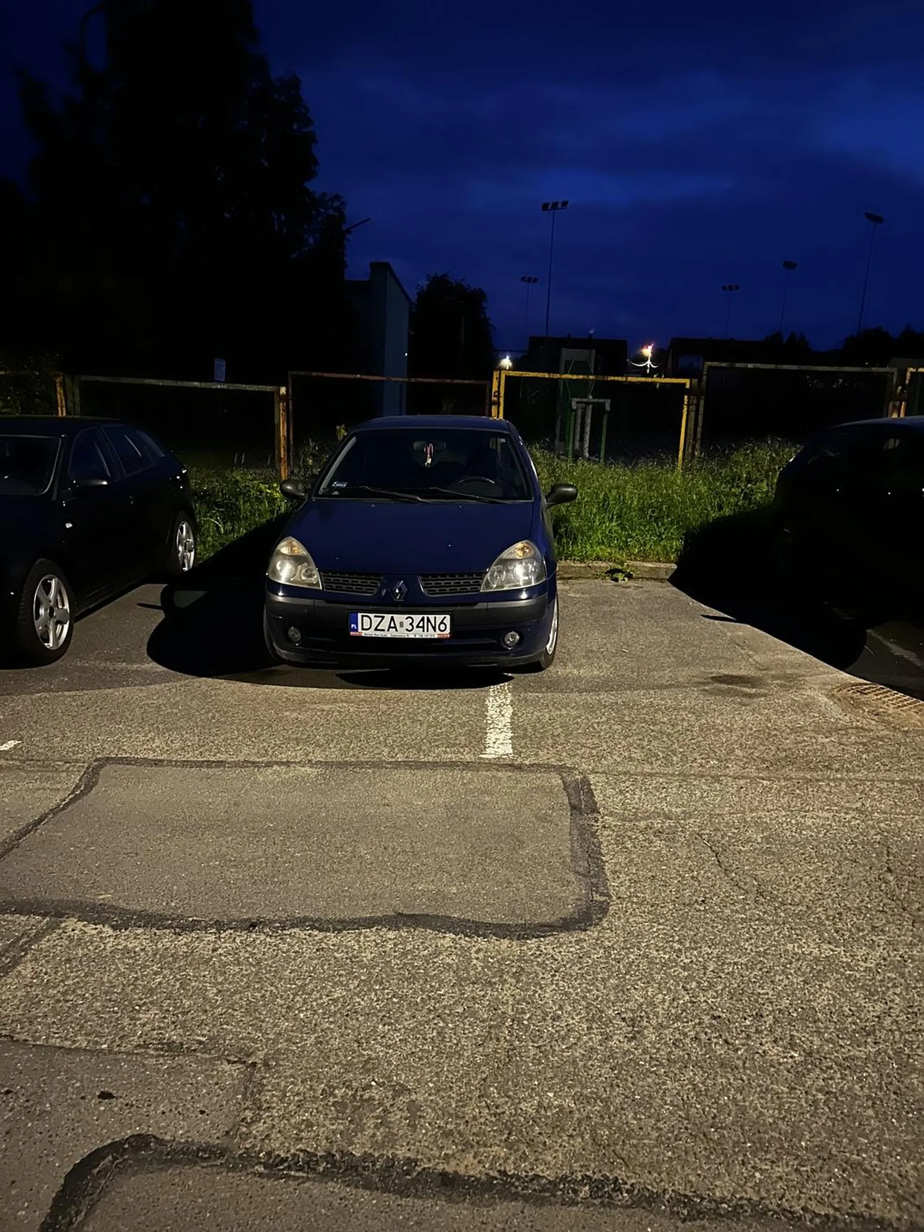 Naucz się parkować kiepie! Stanąłeś jak ostatnia faja.