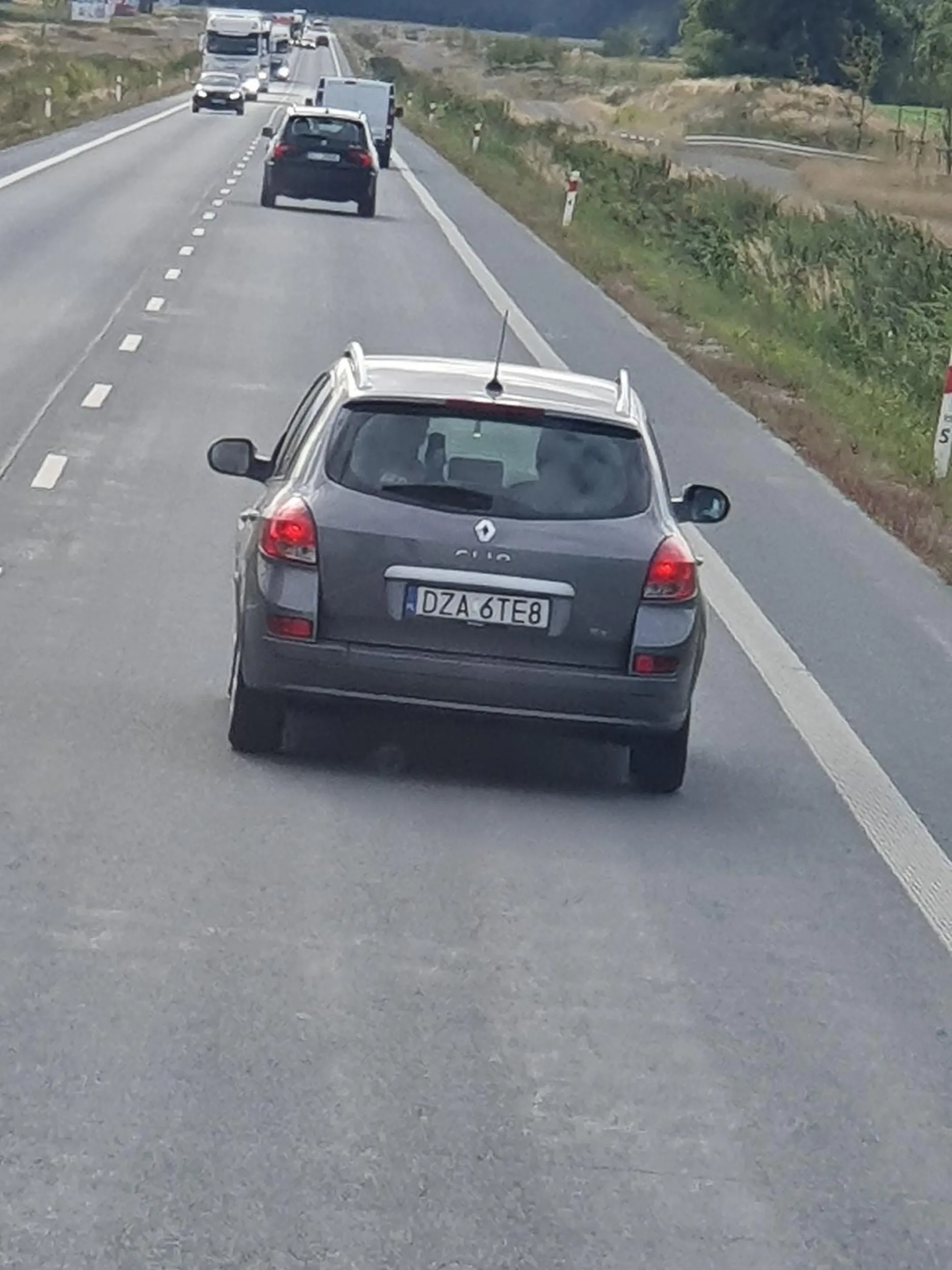 Utrudnianie płynności ruchu  hamowanie bez przyczyny najprawdopodobniej kobieta za kierownicą