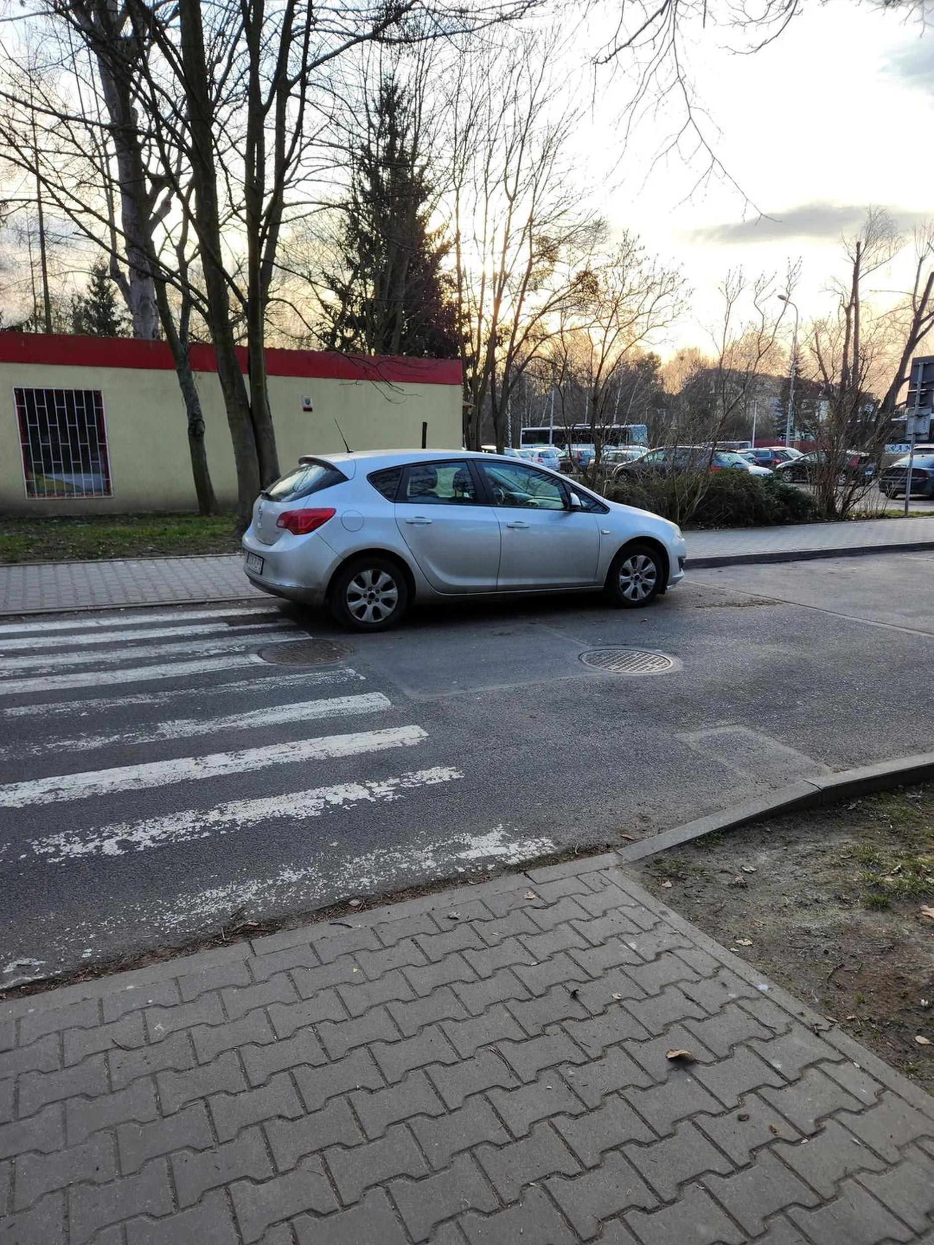 Kierowca parkuje na przejściu dla pieszych.