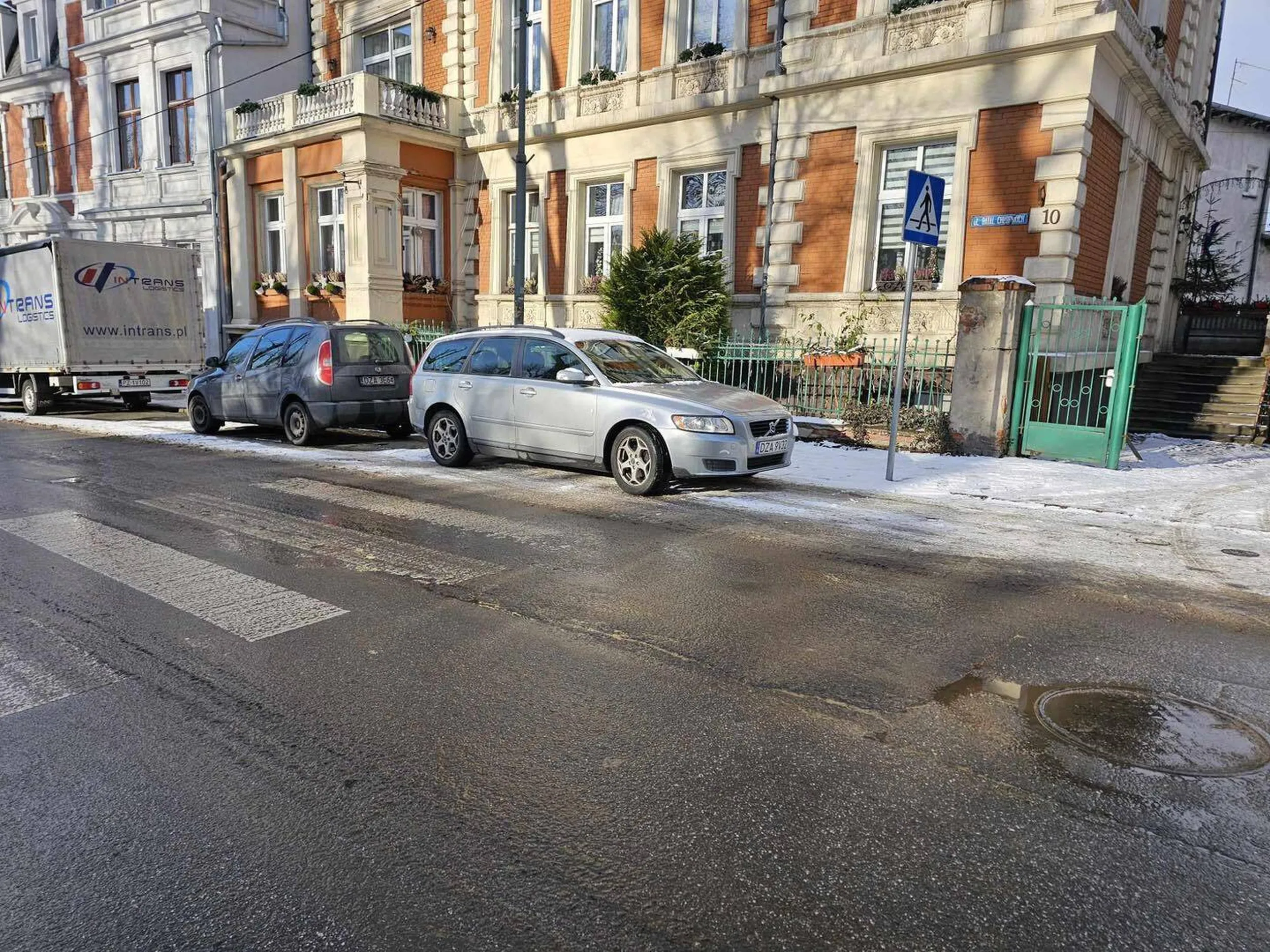 Parkuje po przejściach.