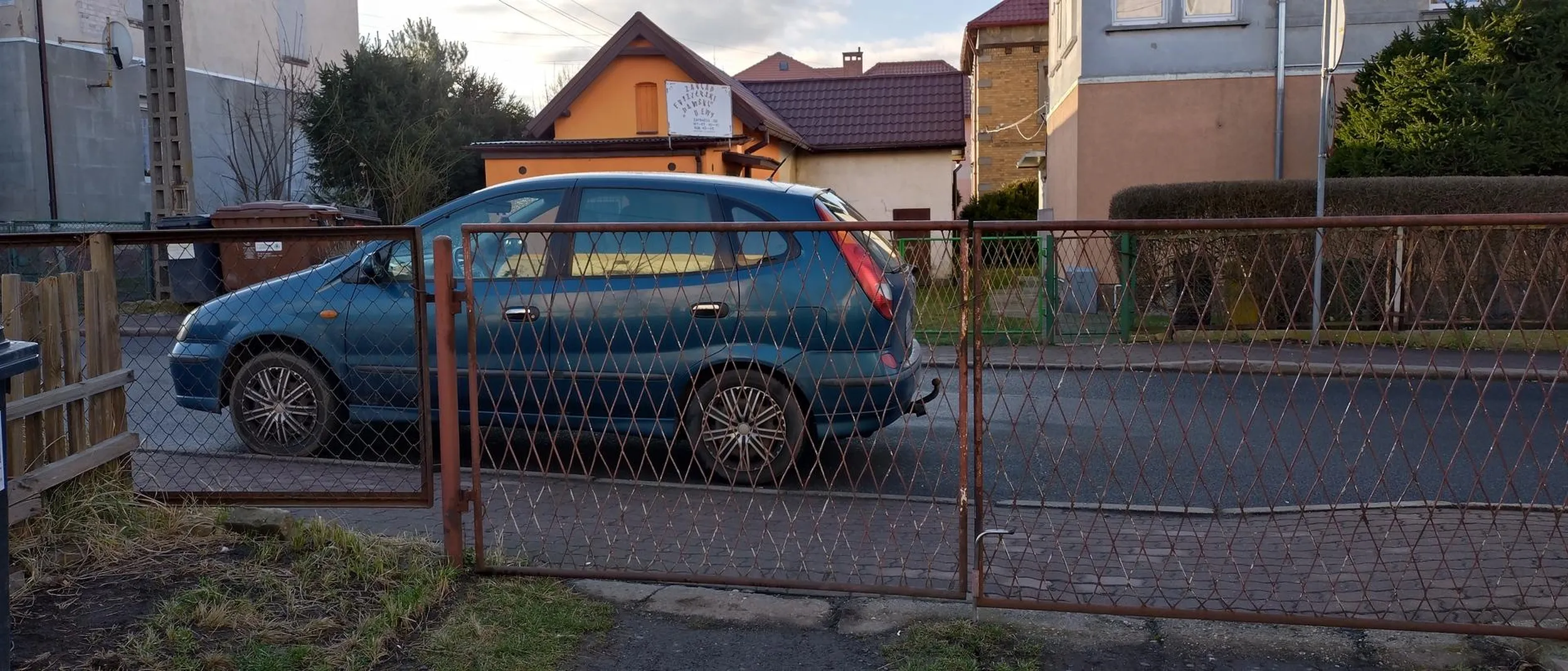 Zawsze musi zastawiać bramę,bo tylko na cztery minuty idzie do sklepu. Stara ameba
