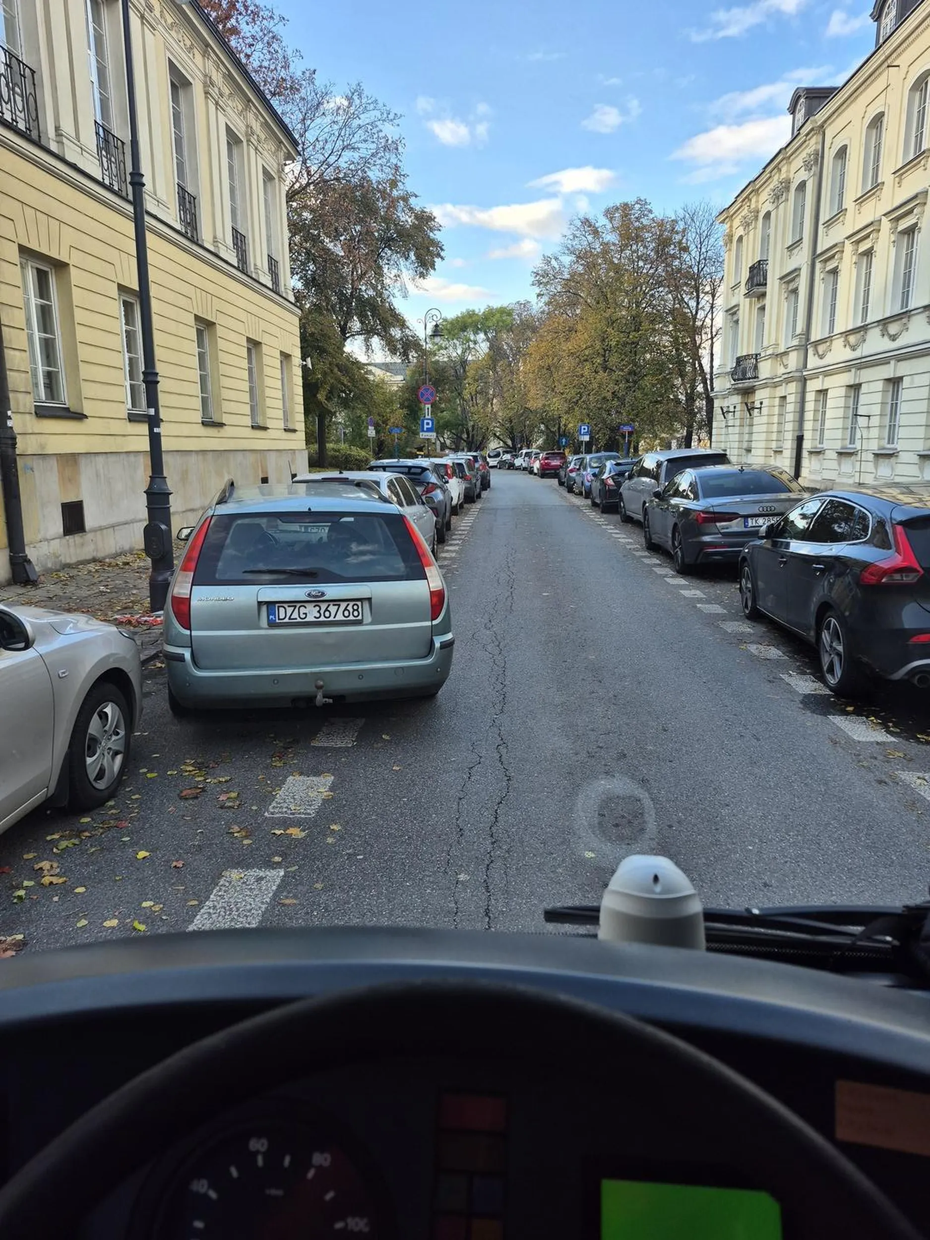 Kolego miły, zablokowałeś na 20 min ulice w centrum Warszawy. Nie pozdrawiam. Naucz sie parkowania