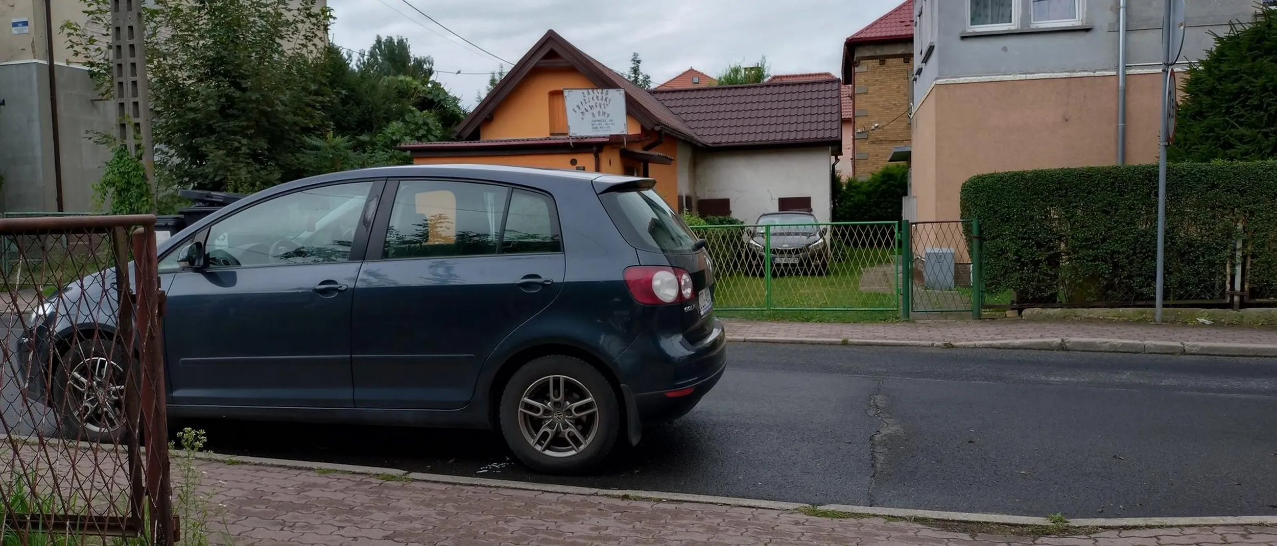 Kretyn zostawia wyjazd z posesji