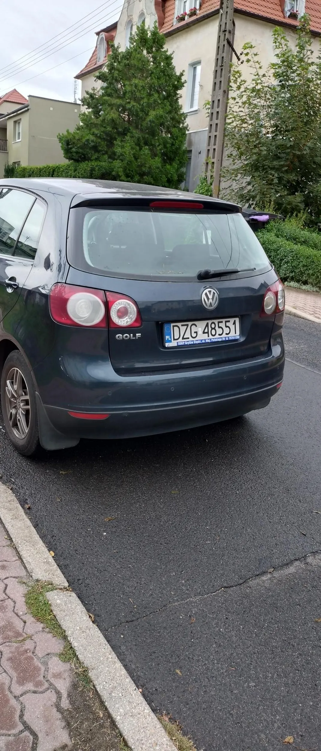 Kretyn zostawia wyjazd z posesji