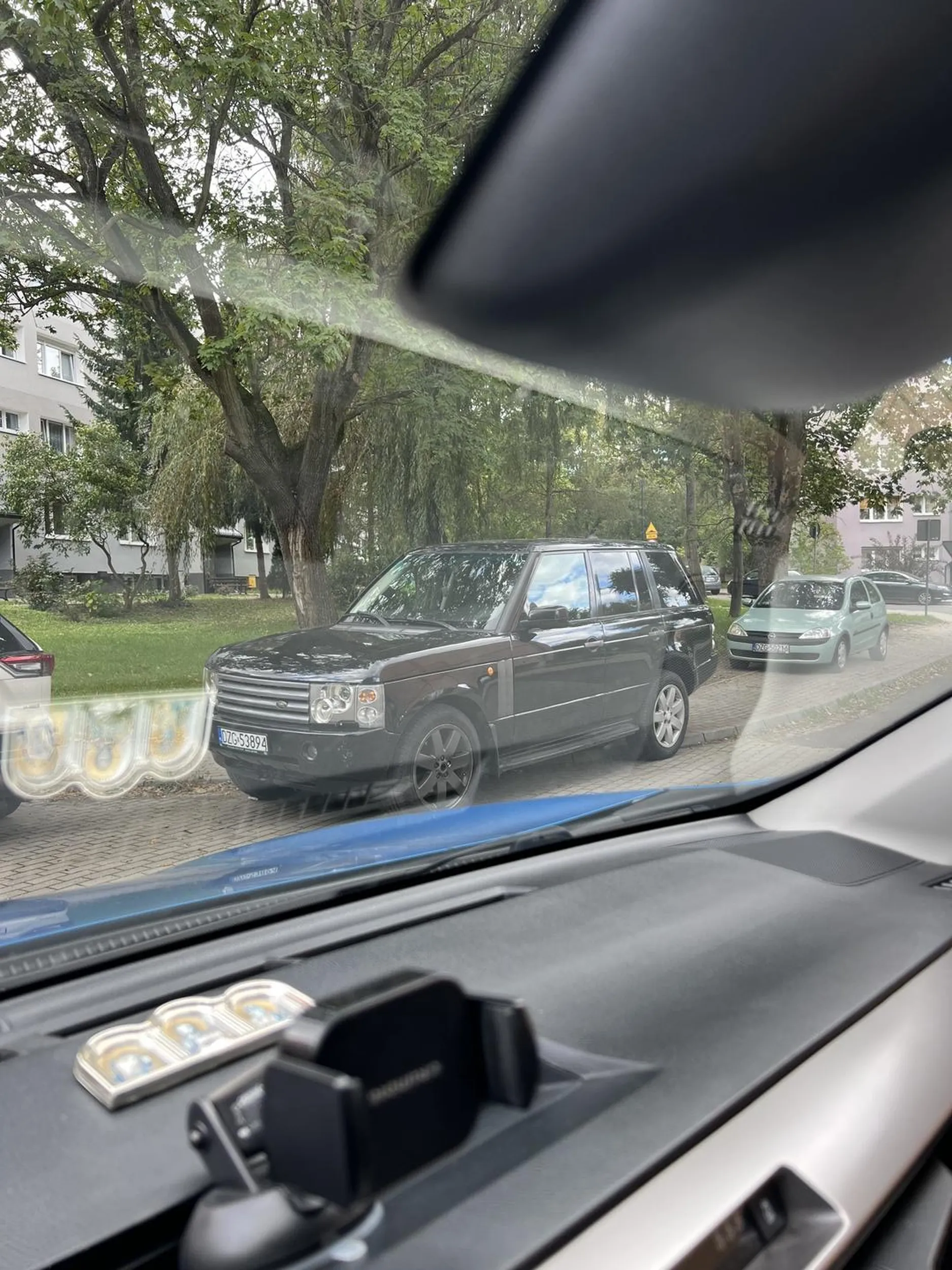 zastawił chodnik i nie umożliwia przejście pieszym (1.5 metra miejsca dla pieszych to tam niema)bo wiadomo ciężko jechać na parking bo dupka sie zmęczy panu