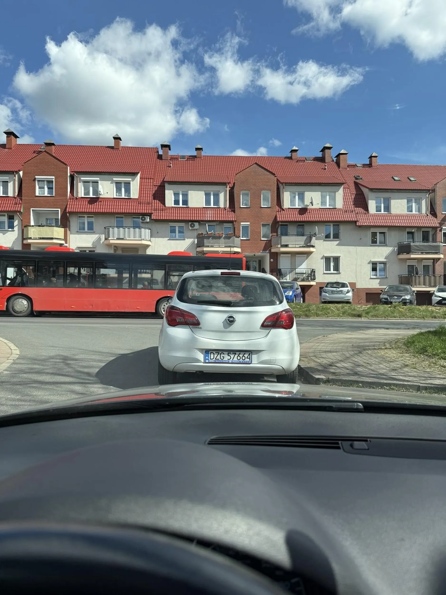 Zastawia wjazd na osiedle. Naucz się parkować.