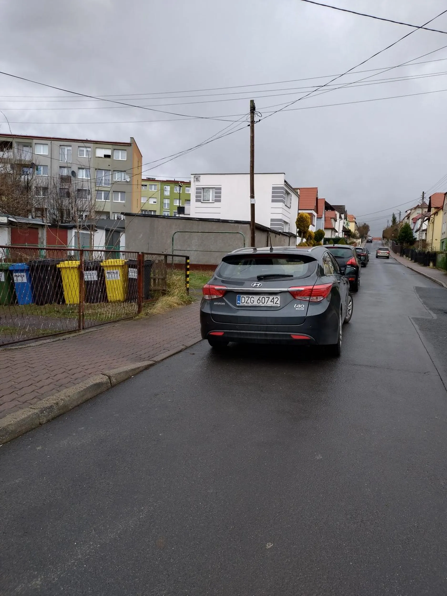 Ameba blokuje bramę wjazdowo-wyjazdową. A wolne miejsce do zaparkowania jest