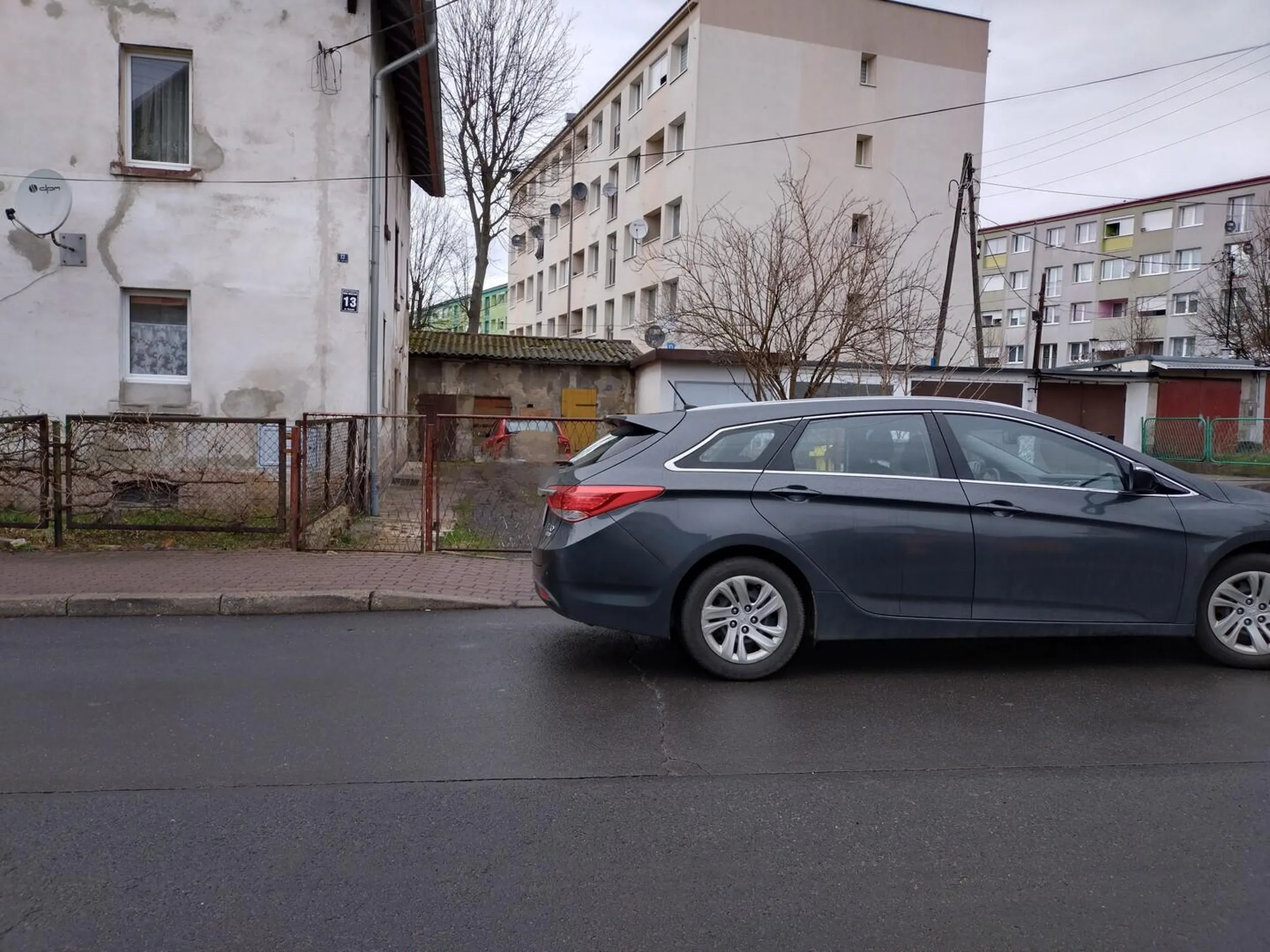 Ameba blokuje bramę wjazdowo-wyjazdową. A wolne miejsce do zaparkowania jest