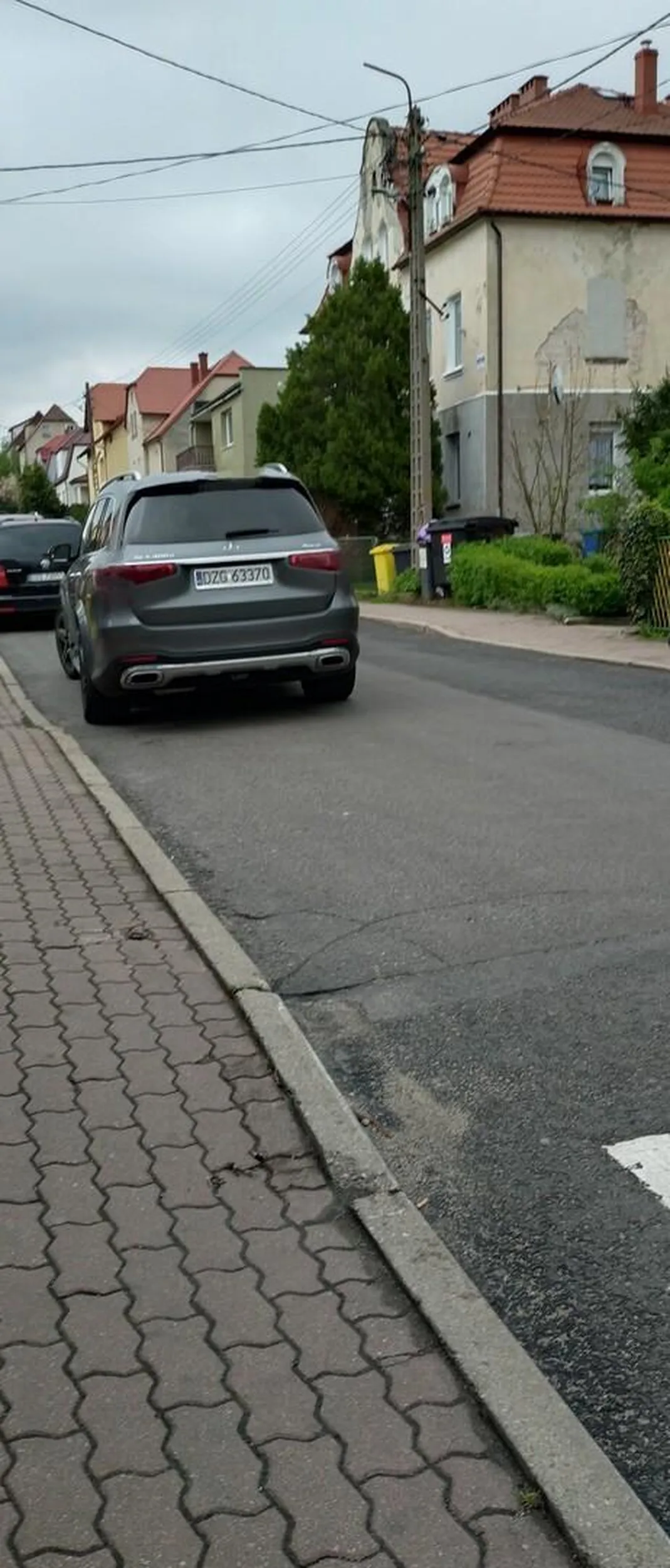 Zastawia bramę wjazdową,bo na  na chwilę pójść do sklepu. Ameba.