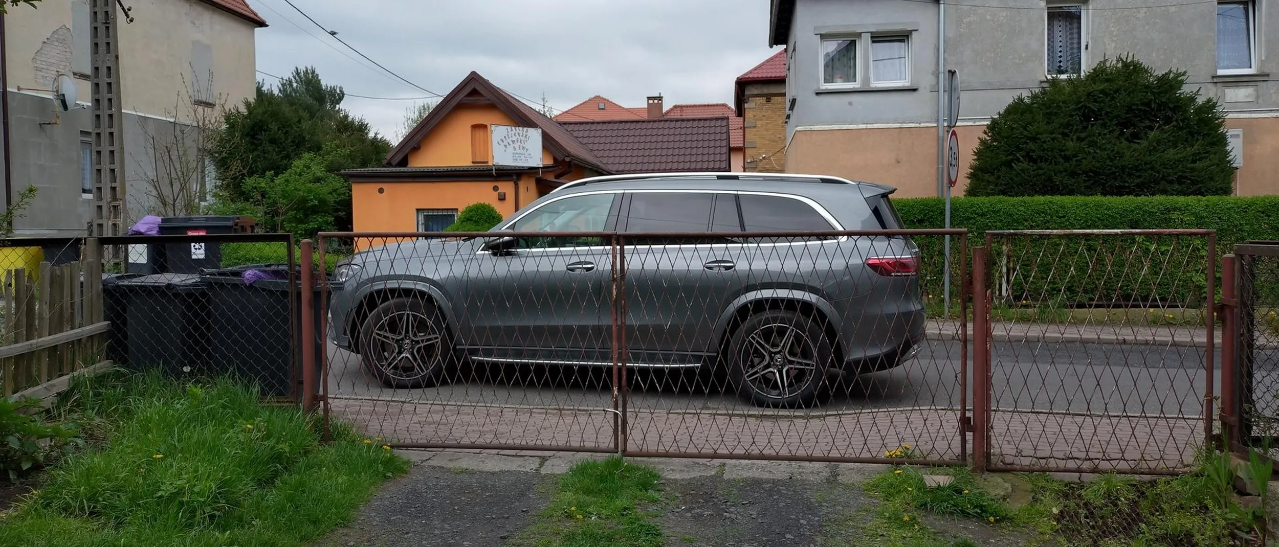 Zastawia bramę wjazdową,bo na  na chwilę pójść do sklepu. Ameba.