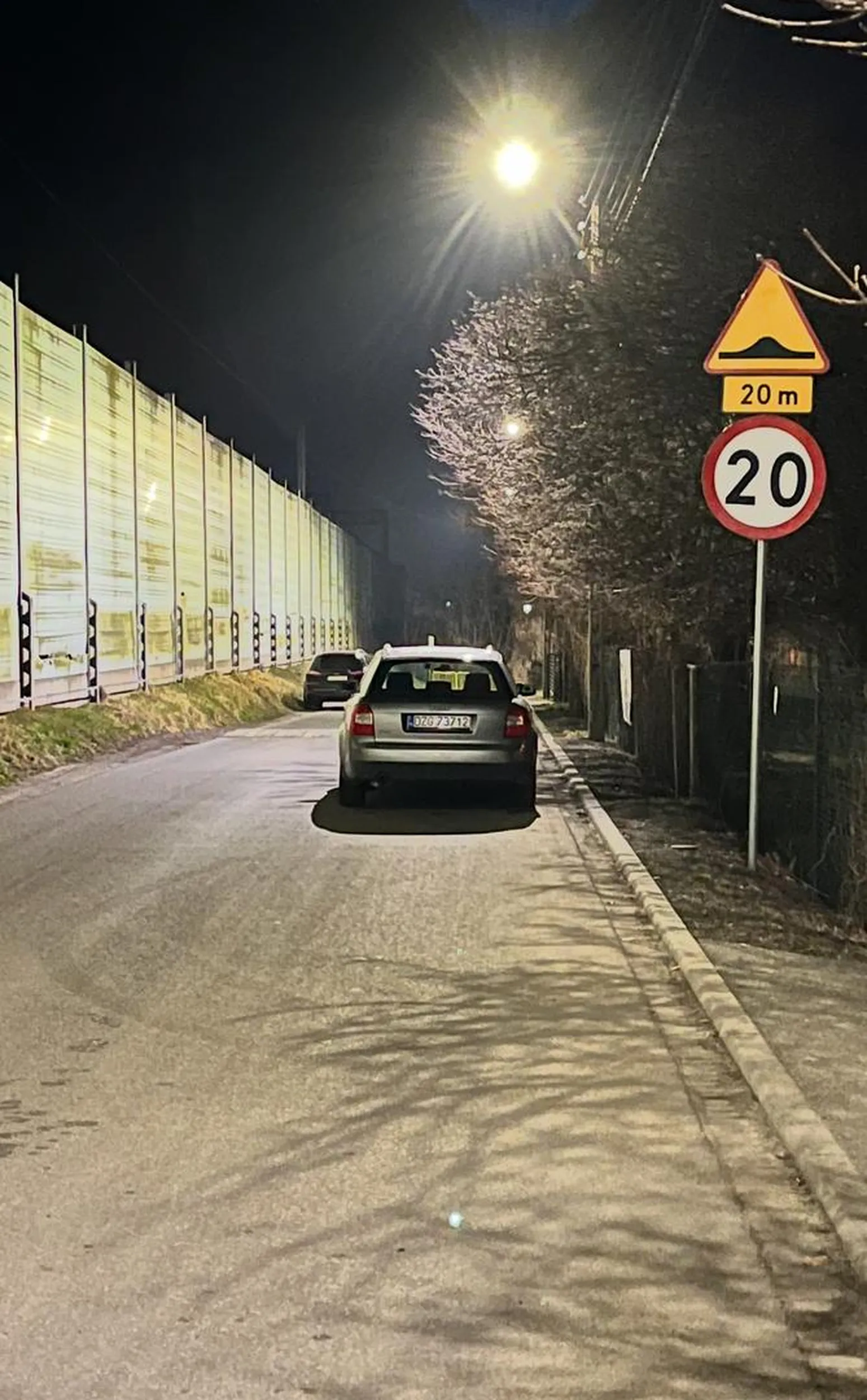 Nagminnie parkuje na drodze, zamiast wyjechać do siebie za bramę. Jakiś kapuściany łeb nie kierowca. A w tle drugi inteligenty