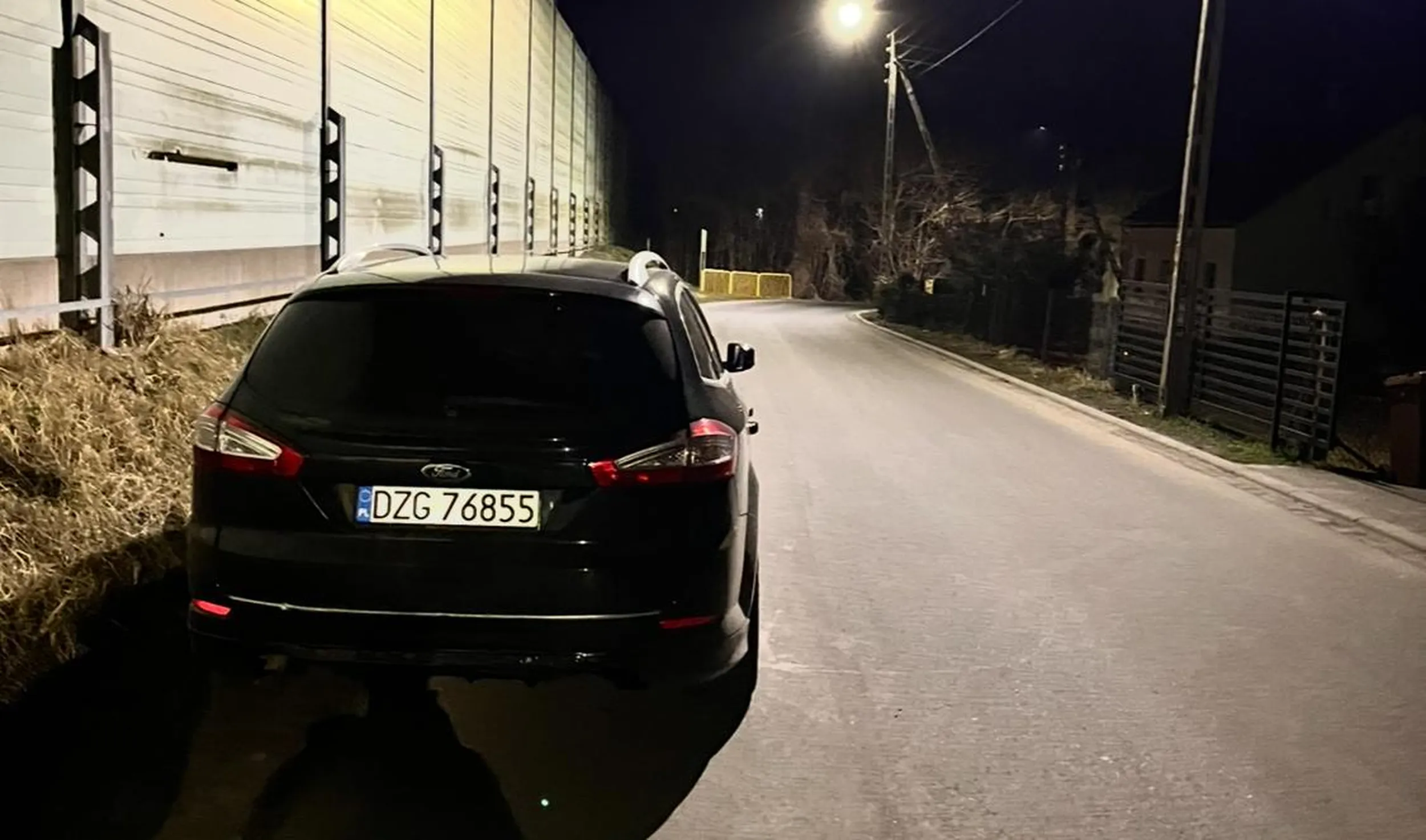 Parkuje na drodze pomimo że obok ma otwartą bramę do podjazdu obok swojej lepianki bo domem tego nie można nazwać, z resztą po stylu parkowania widać że ma wykształcenie podstawowe co najwyżej