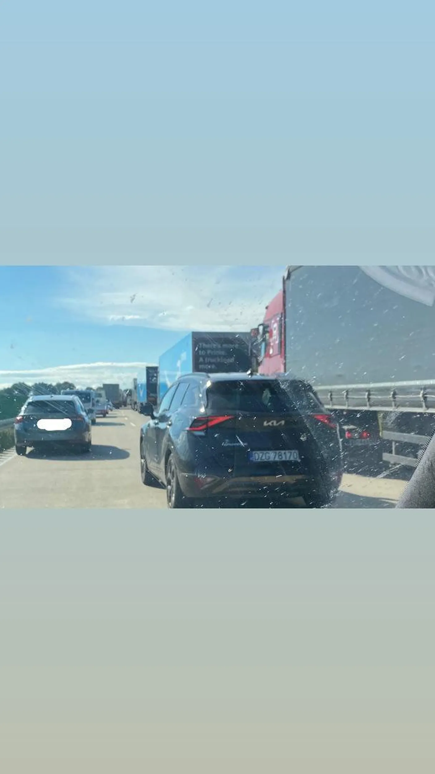 jeździ środkiem autostrady przy granicy niemieckiej, ostatecznie wybrał pas awaryjny