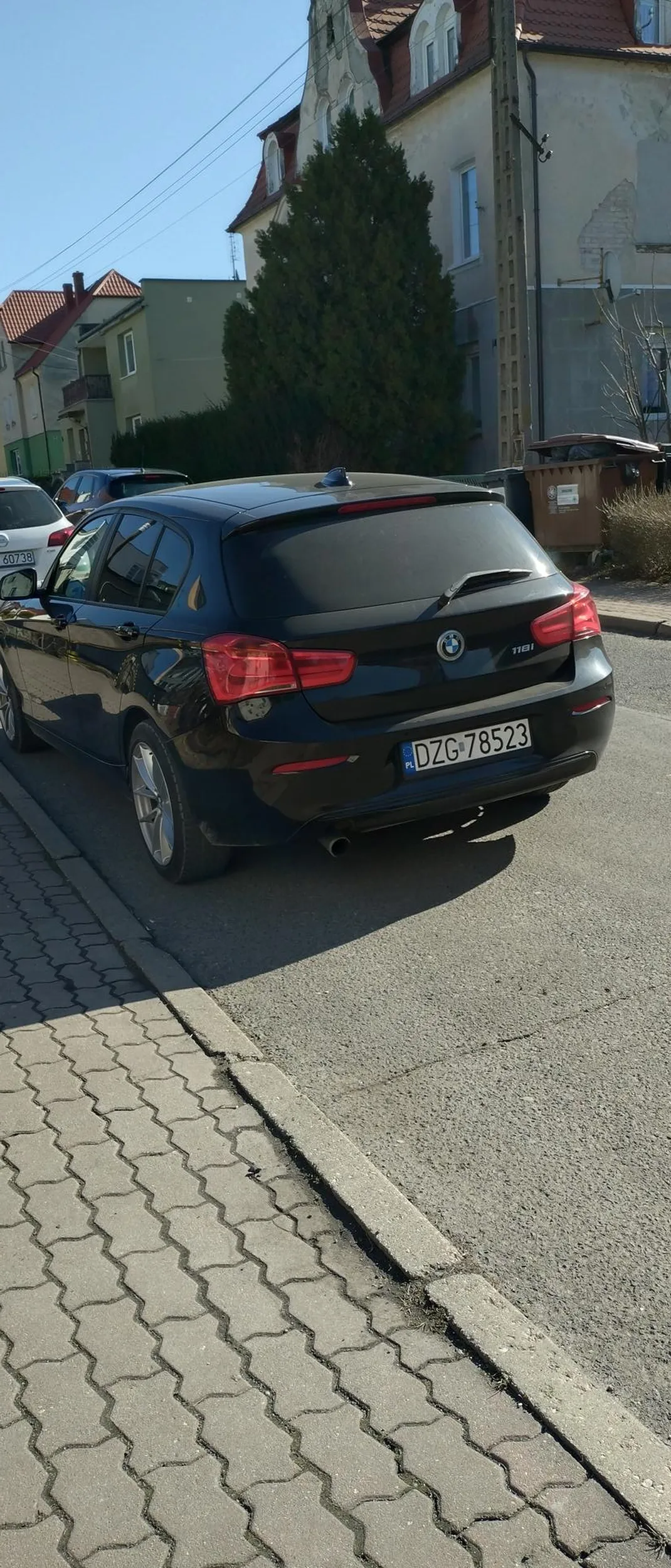 Musi zastawić wyjazd z posesji...