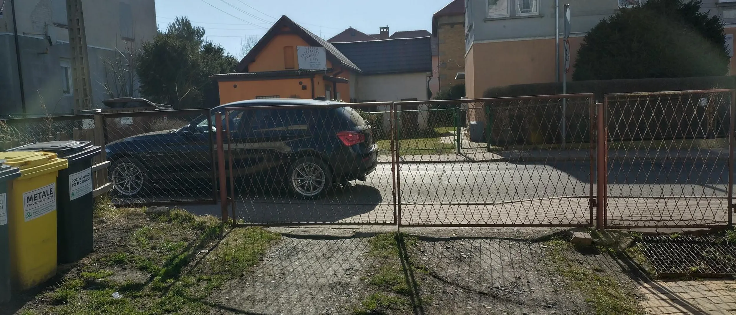 Musi zastawić wyjazd z posesji...