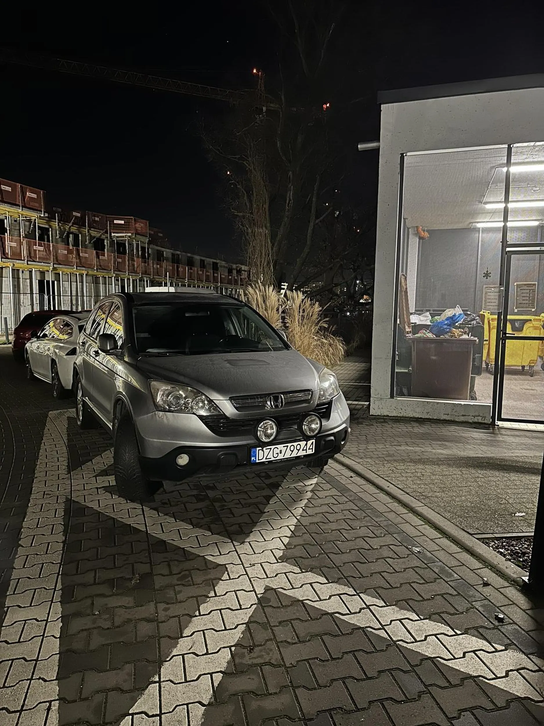 Zastawia dojazd do śmietnika, parkuje na kopercie