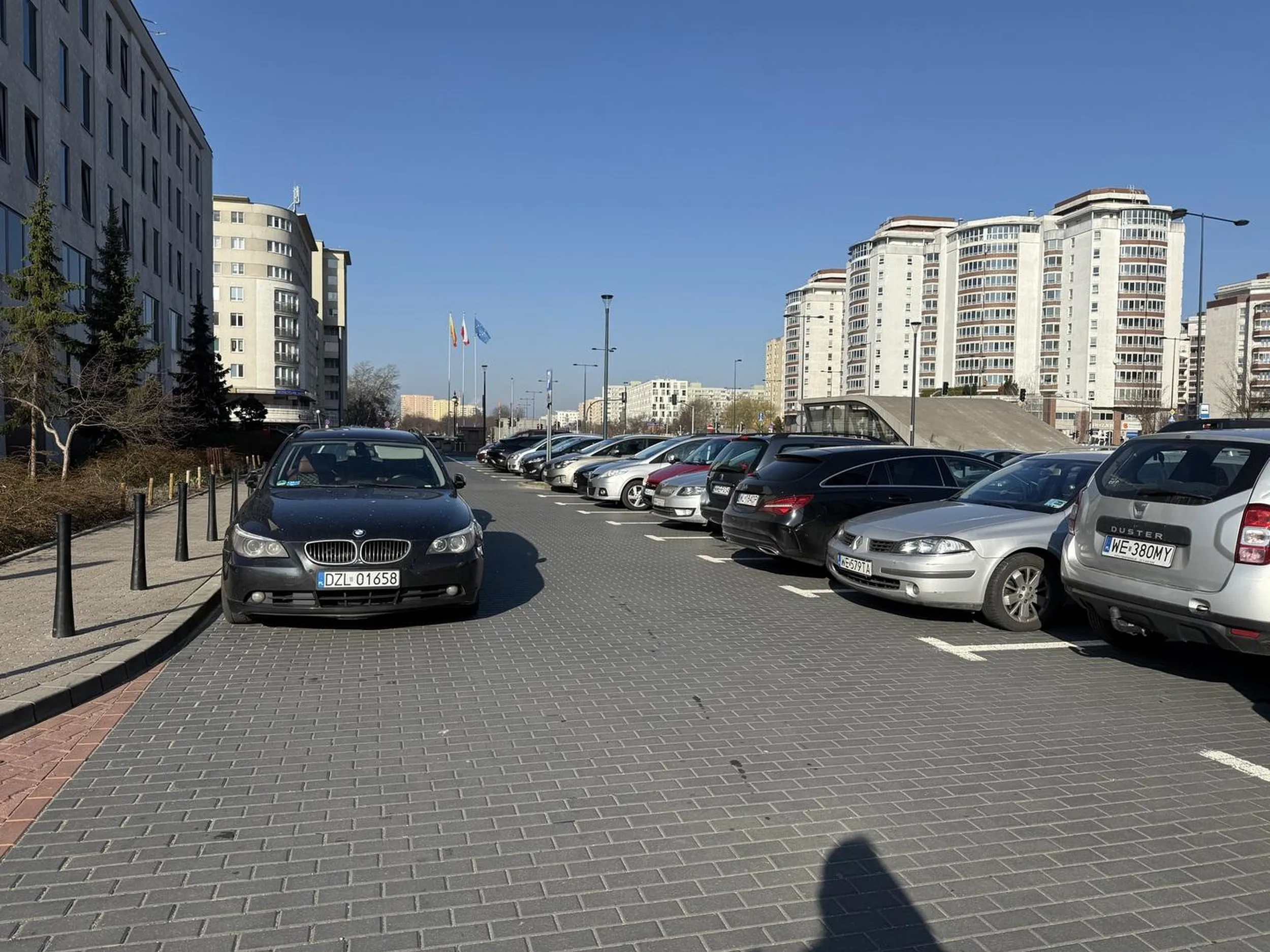 Mistrz parkowania roku – gratuluję „kreatywności”! Drodzy kierowcy, a zwłaszcza ci, którzy uważają, że „przecież da się wjechać/wyjechać” – otóż nie, nie zawsze się da. Dzisiejszy bohater dnia postanowił zaparkować swoje auto w tak finezyjny sposób, że skutecznie zablokował mnie na ponad 40 minut. Czy było ciasno? Było. Czy dało się wyjechać? Nie, nie dało się. Próbowaliśmy – milimetr po milimetrze, z pomocą drugiej osoby kierującej manewrami, prawie ocierając się o cudzy samochód. Efekt? Frustracja, strata czasu i coraz większy podziw dla kierowcy-blokera, który nic sobie z tego nie robił i nawet nie uznał za stosowne przeprosić. Dla tych, którzy chcieliby bronić tej wybitnej techniki parkowania – zapraszam na mały test: postawcie swoje auto w podobnym miejscu i spróbujcie sami wyjechać długim autem. Bez cudów, bez teleportacji, bez „a może jednak się zmieścisz”. Jeśli wam się uda, dostaniecie ode mnie medal. Jak nie, to może warto przemyśleć, gdzie i jak zostawia się samochód. Życzę 