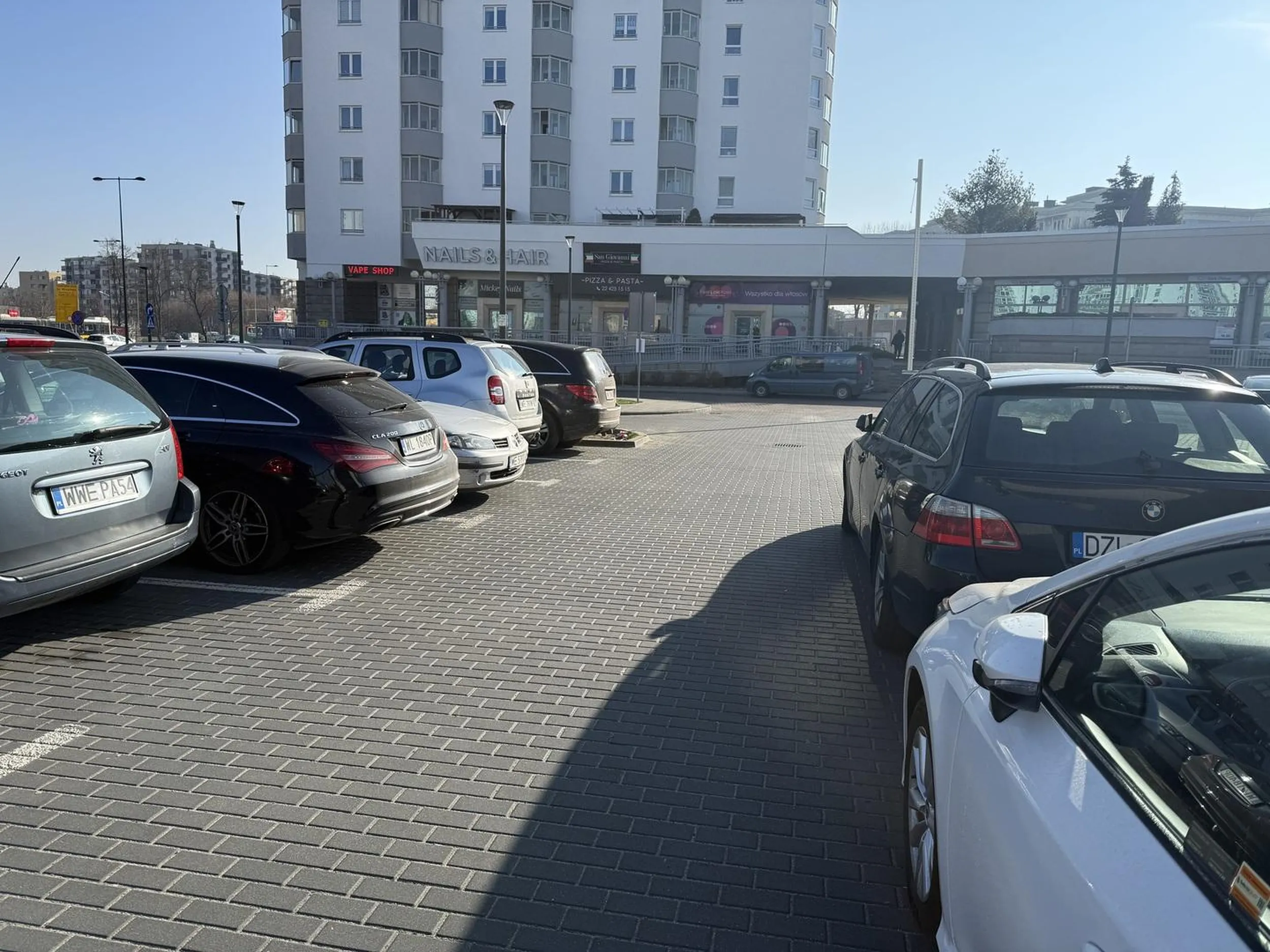 Mistrz parkowania roku – gratuluję „kreatywności”! Drodzy kierowcy, a zwłaszcza ci, którzy uważają, że „przecież da się wjechać/wyjechać” – otóż nie, nie zawsze się da. Dzisiejszy bohater dnia postanowił zaparkować swoje auto w tak finezyjny sposób, że skutecznie zablokował mnie na ponad 40 minut. Czy było ciasno? Było. Czy dało się wyjechać? Nie, nie dało się. Próbowaliśmy – milimetr po milimetrze, z pomocą drugiej osoby kierującej manewrami, prawie ocierając się o cudzy samochód. Efekt? Frustracja, strata czasu i coraz większy podziw dla kierowcy-blokera, który nic sobie z tego nie robił i nawet nie uznał za stosowne przeprosić. Dla tych, którzy chcieliby bronić tej wybitnej techniki parkowania – zapraszam na mały test: postawcie swoje auto w podobnym miejscu i spróbujcie sami wyjechać długim autem. Bez cudów, bez teleportacji, bez „a może jednak się zmieścisz”. Jeśli wam się uda, dostaniecie ode mnie medal. Jak nie, to może warto przemyśleć, gdzie i jak zostawia się samochód. Życzę 