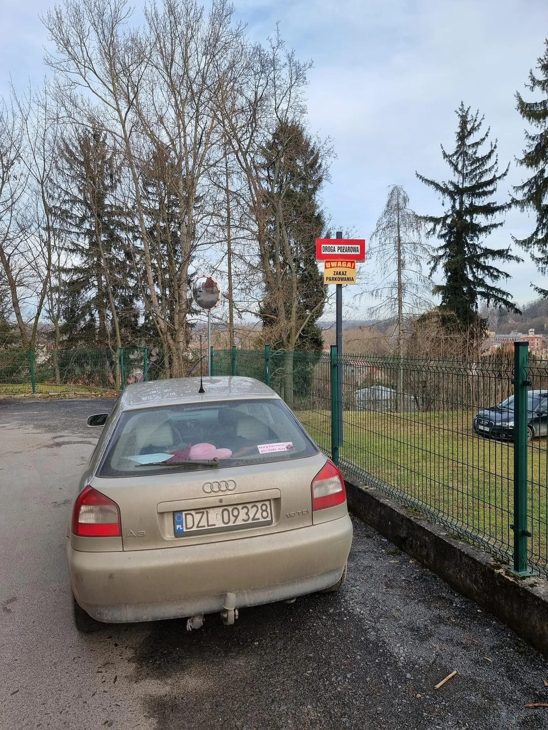 Tragiczne parkowanie na zakazie. Kierowca wykazal sie brakiem poczucia finezji drogowej.