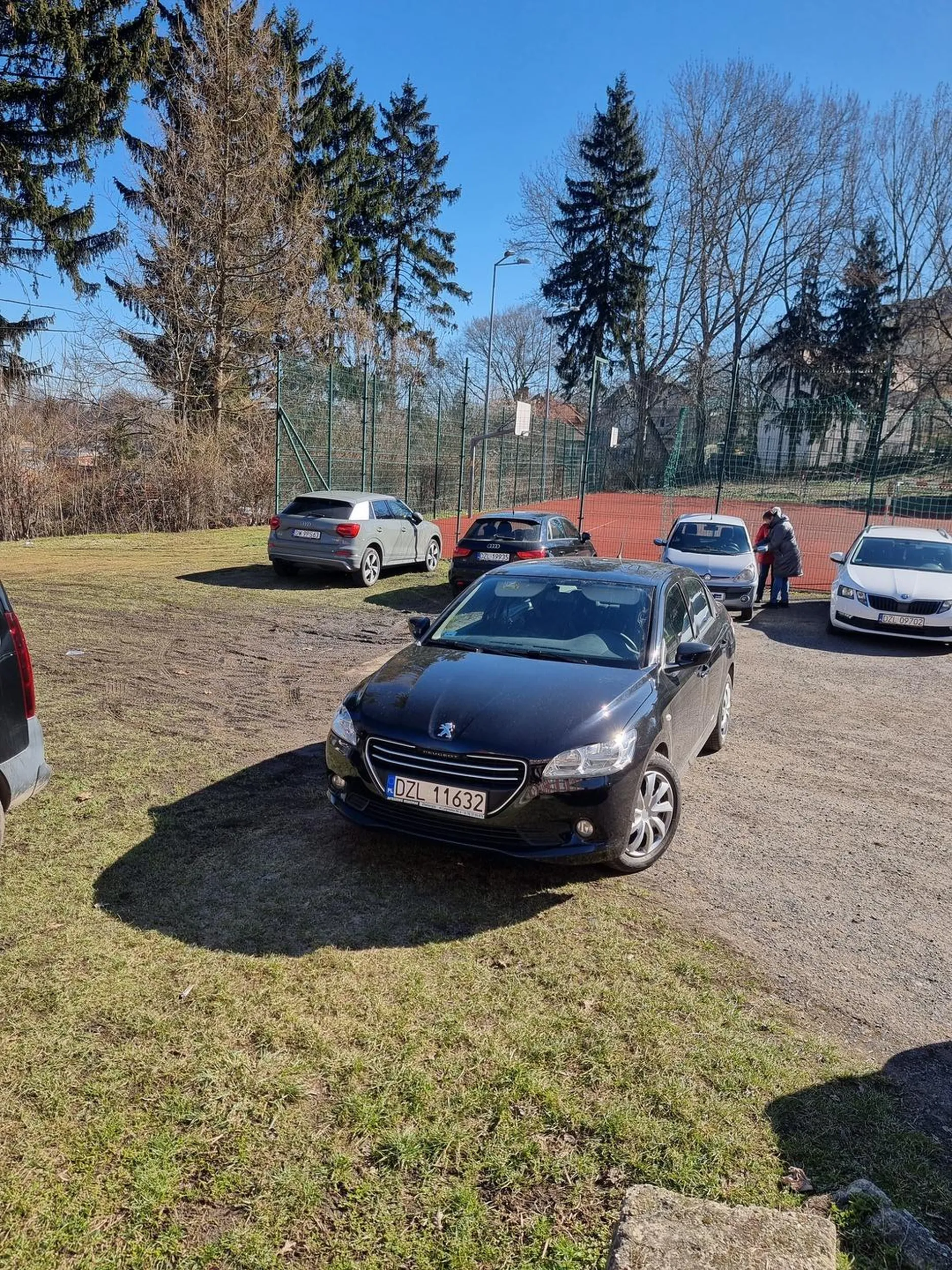 Na zdjeciu widoczny brak umiejetnosci parkowania, oraz przede wszystkim brak wyobrazni oraz finezji w tej dziedzinie jazdy. Uzytkownik tego pojazdu nagminnie pogwałca reguły prawidłowego zachowania na jezdni oraz parkingu.