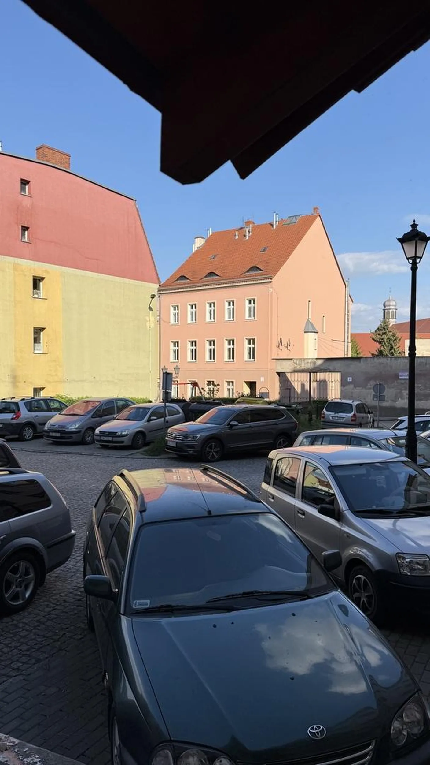 Mało ma miejsca parkingowego że musi parkować na trawie i łuku. Naucz się parkować a nie utożsamiać się ze śmietnikami obok których zaparkowałeś.