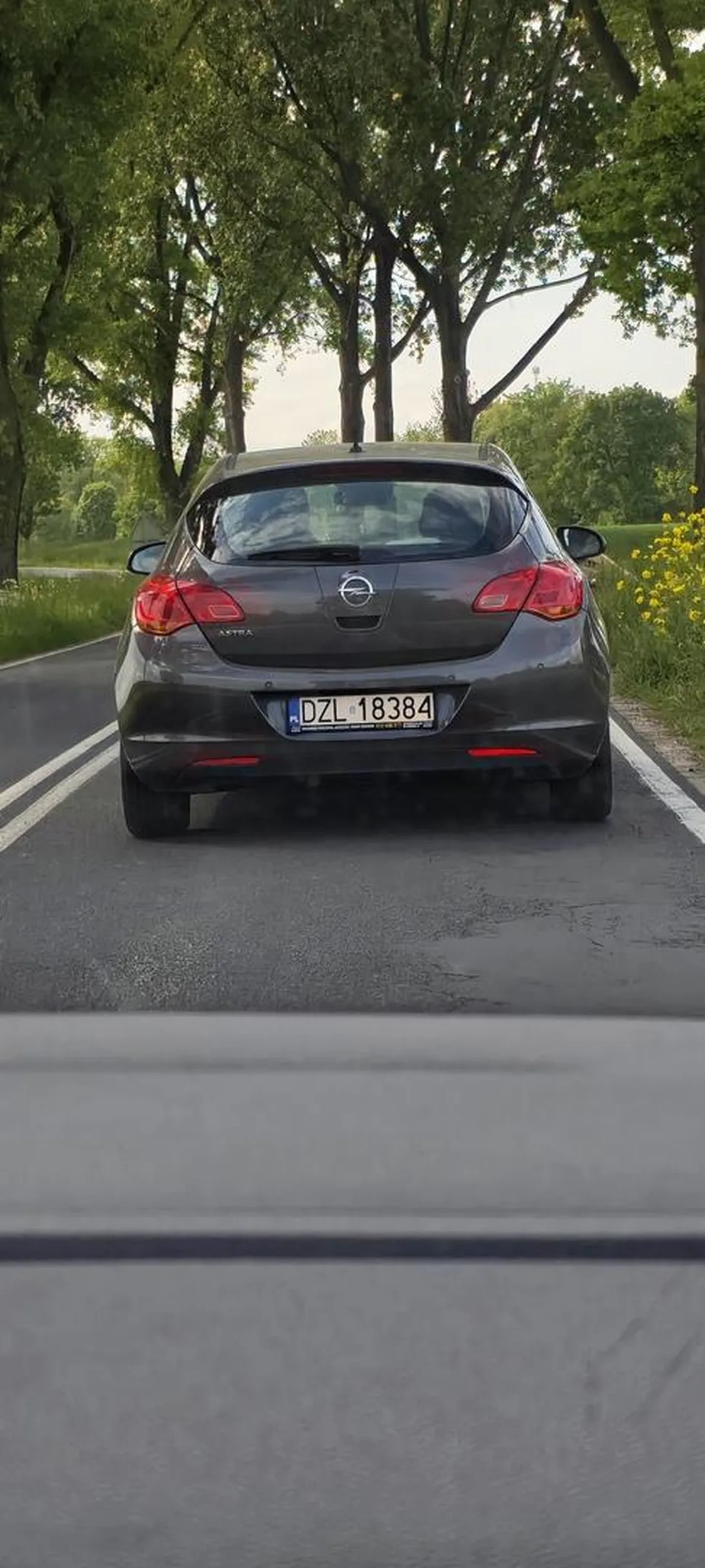 Pokazali środkowy palec jadąc z 20 km/h na godzinę po zatrąbieniu , warto dodać że cały czas hamował (gdzie limit to 50)