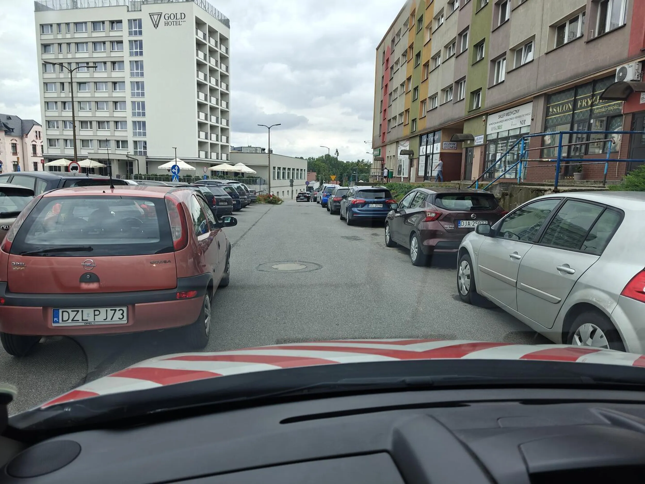 Parówa zamiast zaparkować 30m dalej i pójść do sklepiku zastawia innych i uniemożliwia przejazd.