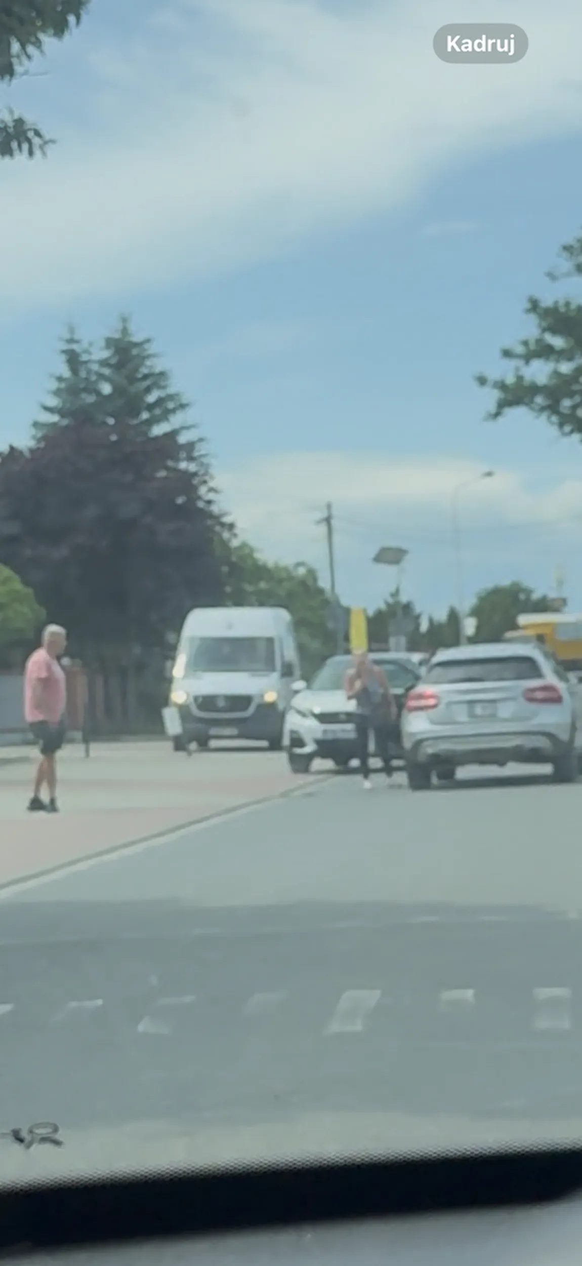 Kierowca auta zepchnął mnie na pobocze które było z 20 cm poniżej drogi w ciasnej uliczce, po jego prawej stronie był chodnik. Wystawiłem mu środkowy palec, zawrócił, zajechał mi drogę, wyskoczył z auta, ja na wsteczny a ten psychol mnie goni, ostatecznie urwał mi obudowę lusterka, mam całe zdarzenie nagrane na video. Uwaga na psychopatę. Jak to czytasz, lecz się człowieku. Dobrze że była z nim jakaś kobieta która pomogła go uspokoić