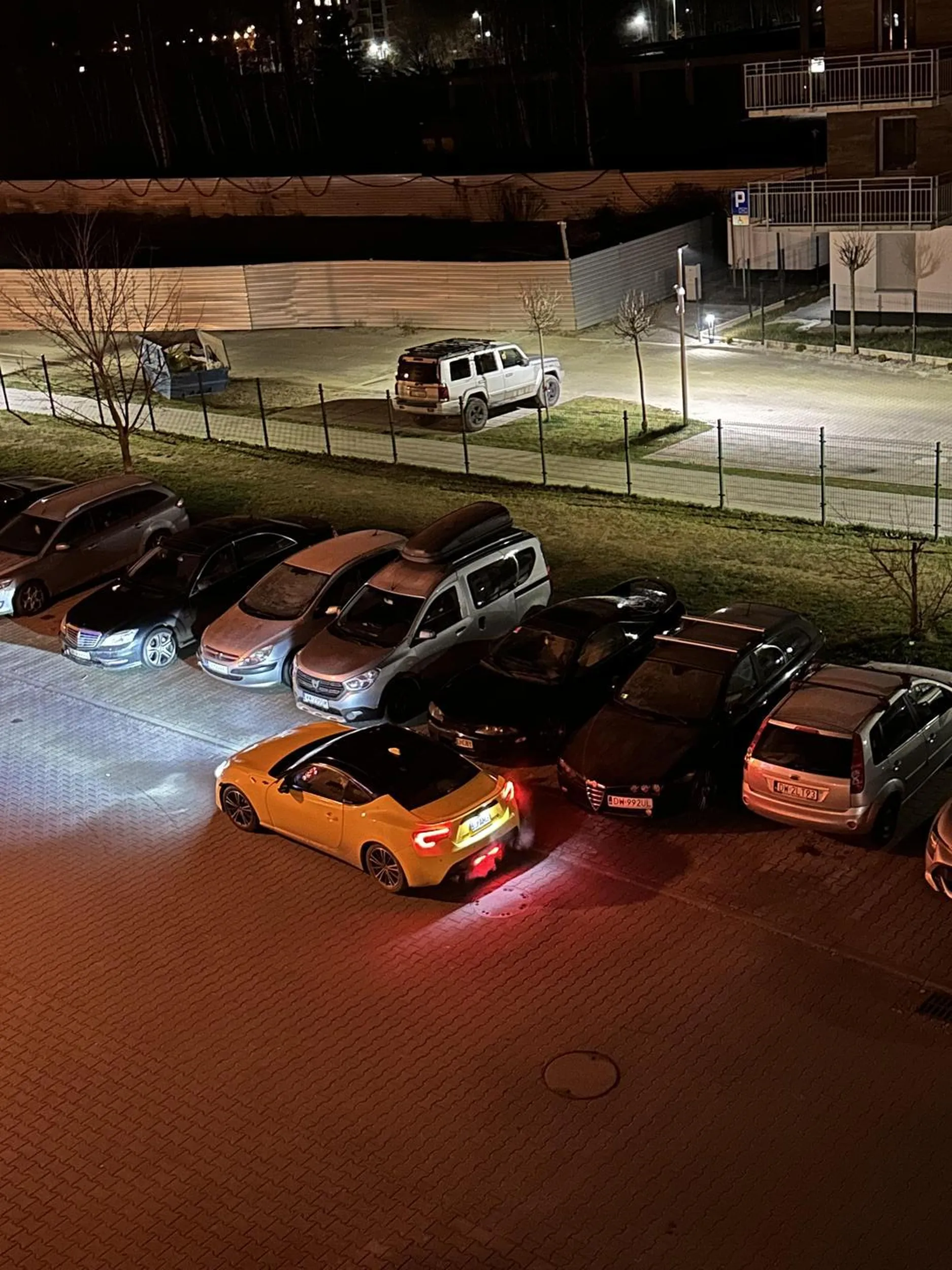 Kretyn w Toyota na włączonym silniku stoi pod blokiem przez 45 min i hałasuje (od 23 do 23:45)