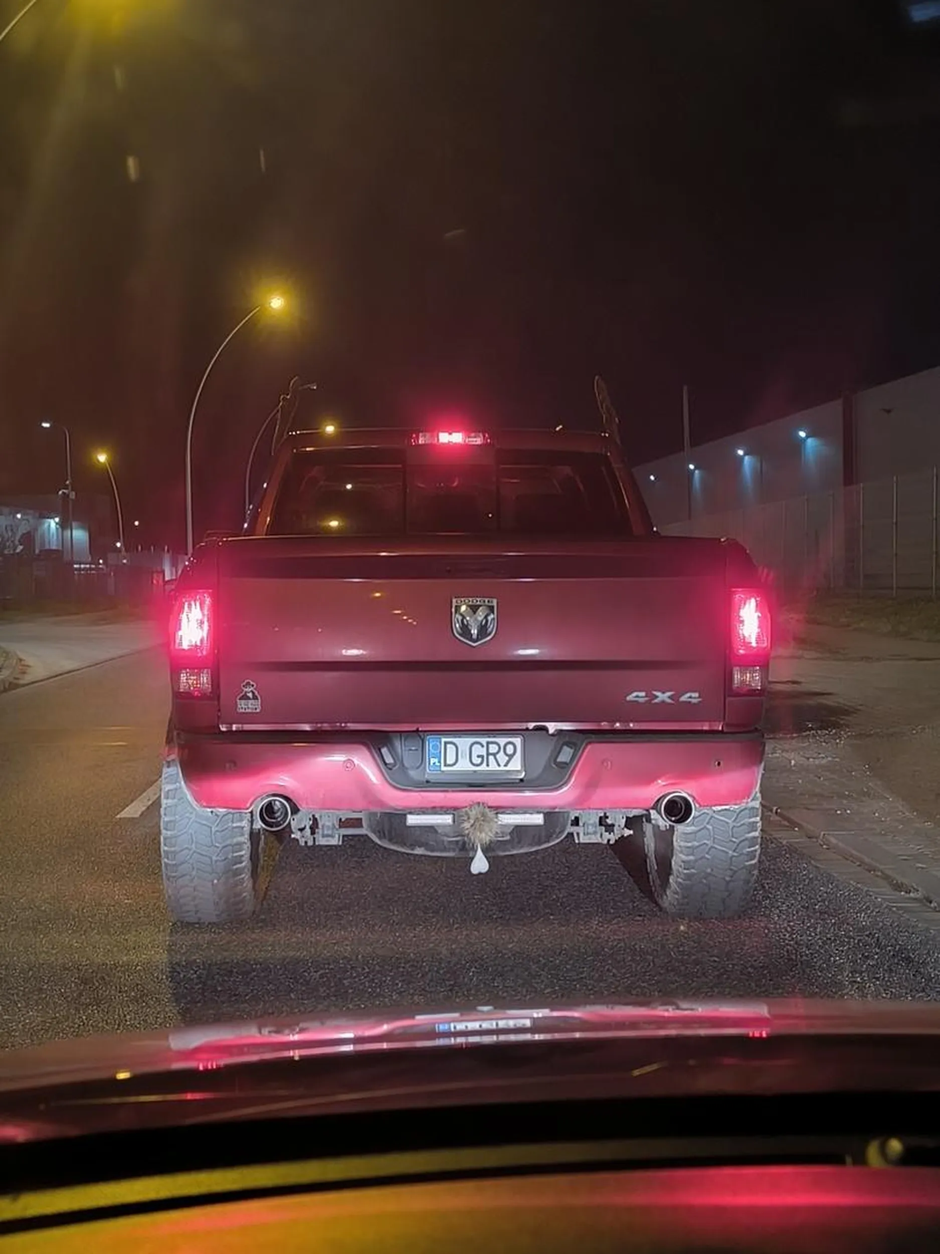 Coś mu dynda pod hakiem, jakieś małe i podkurczone :V