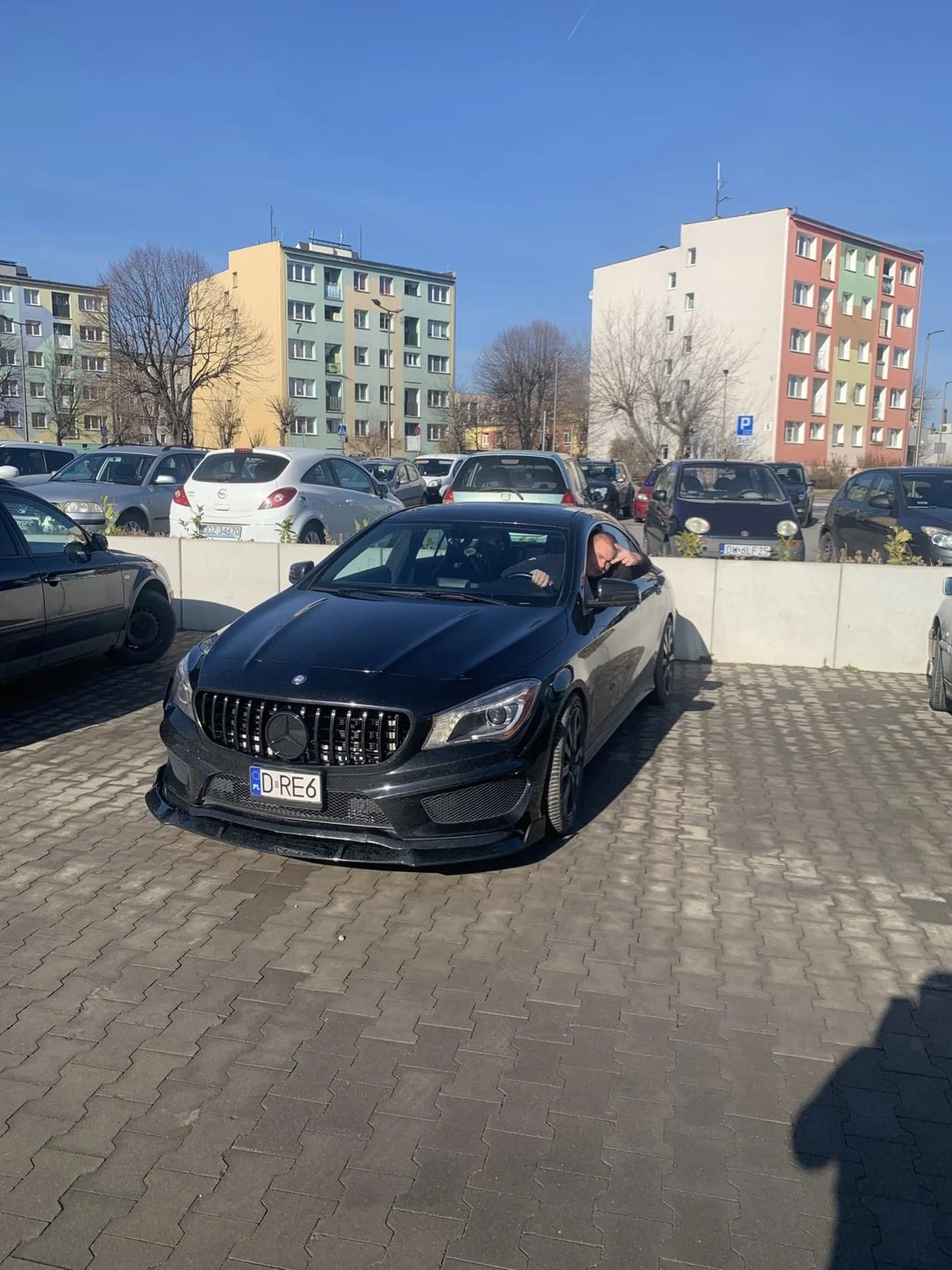 Kierowca nie miły wyzywa innych parkuje jak chce widać że banan