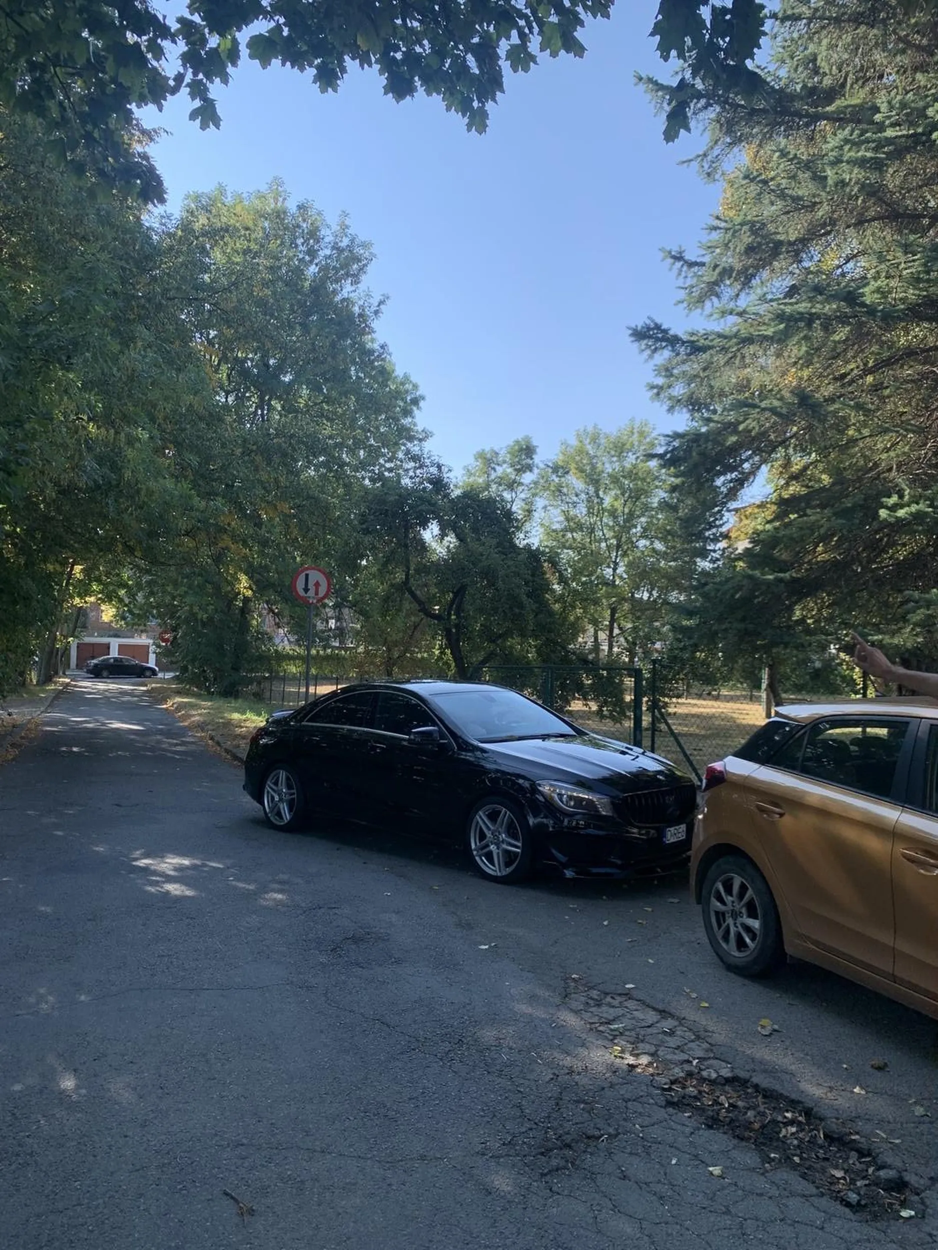 Kierowca parkuje tak chce zastawiając drogę na zwrócenie uwagi odpowiada chamsko i wyzywa ludzi