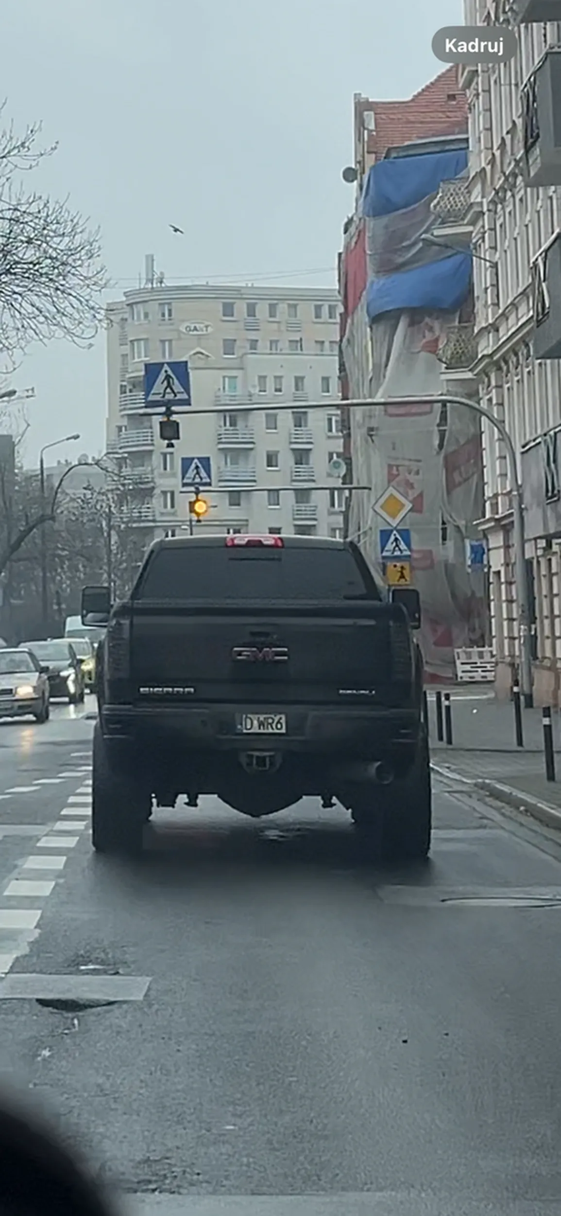 Kawał chama wymuszającego pierwszeństwo ! Z pewnością zakompleksiony z małym k….m