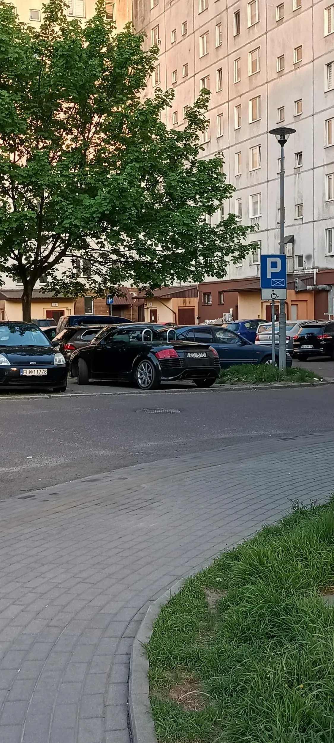 Młody szczyl parkuje na miejscu wyznaczonym dla osób niepełnosprawnych. Karma wraca a Tobie mimo wszystko nie życzę poważnej choroby. Pilnuj się , będę obserwował.