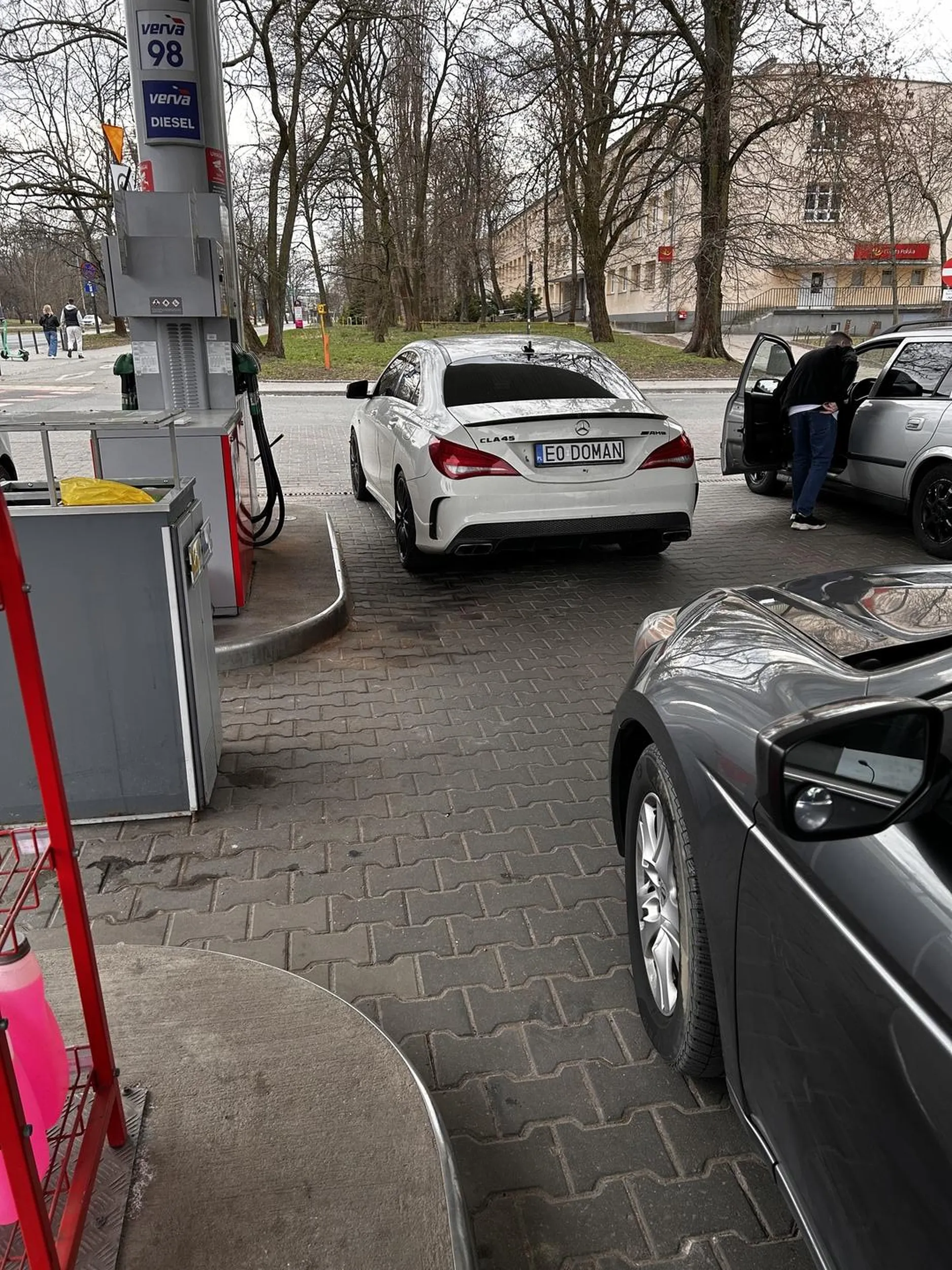 Wielki pan uprzywilejowany, stoi 30 minut przy dystrybutorze w godzinach duzego ruchu blokujac ruch i mozliwosc wyjazdu na orlenie na obywatelskiej i sobie obiadek wcina