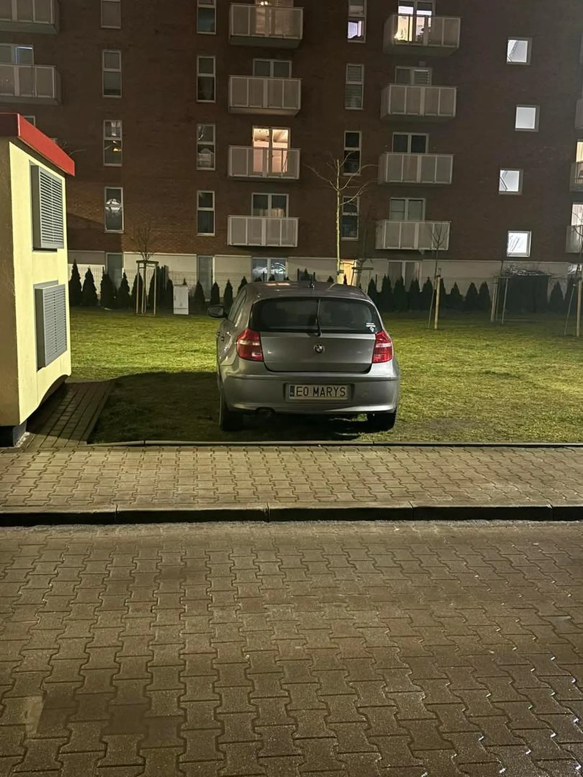 Piękne parkowanie na trawniku... Brak słów.