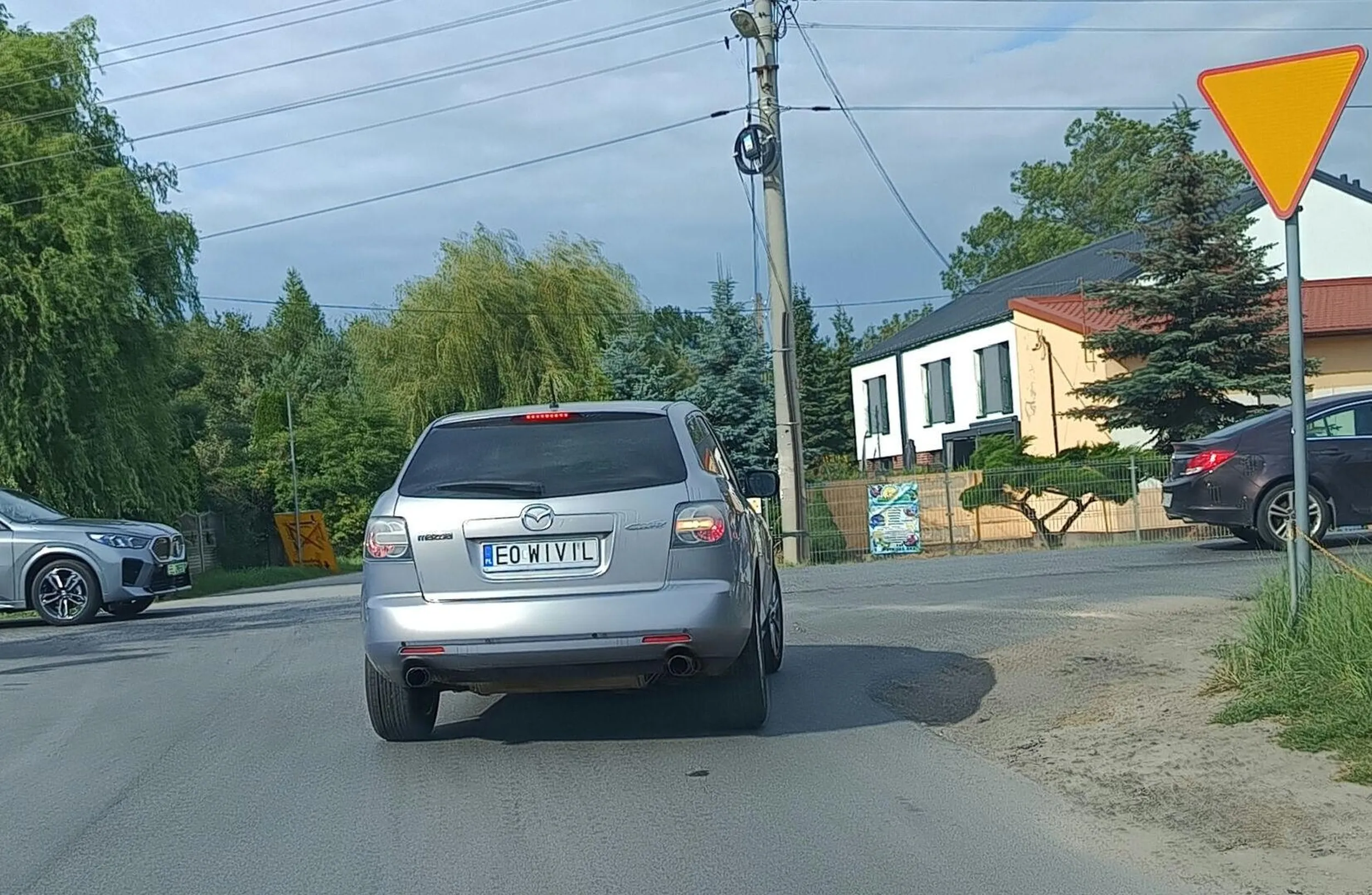 Uwaga na tego kierowcę! Starszy Pan jedzie środkiem drogi , mijając auta na przysłowiowe żyletki ... Kierunkowskazy też kuleja. Łódź