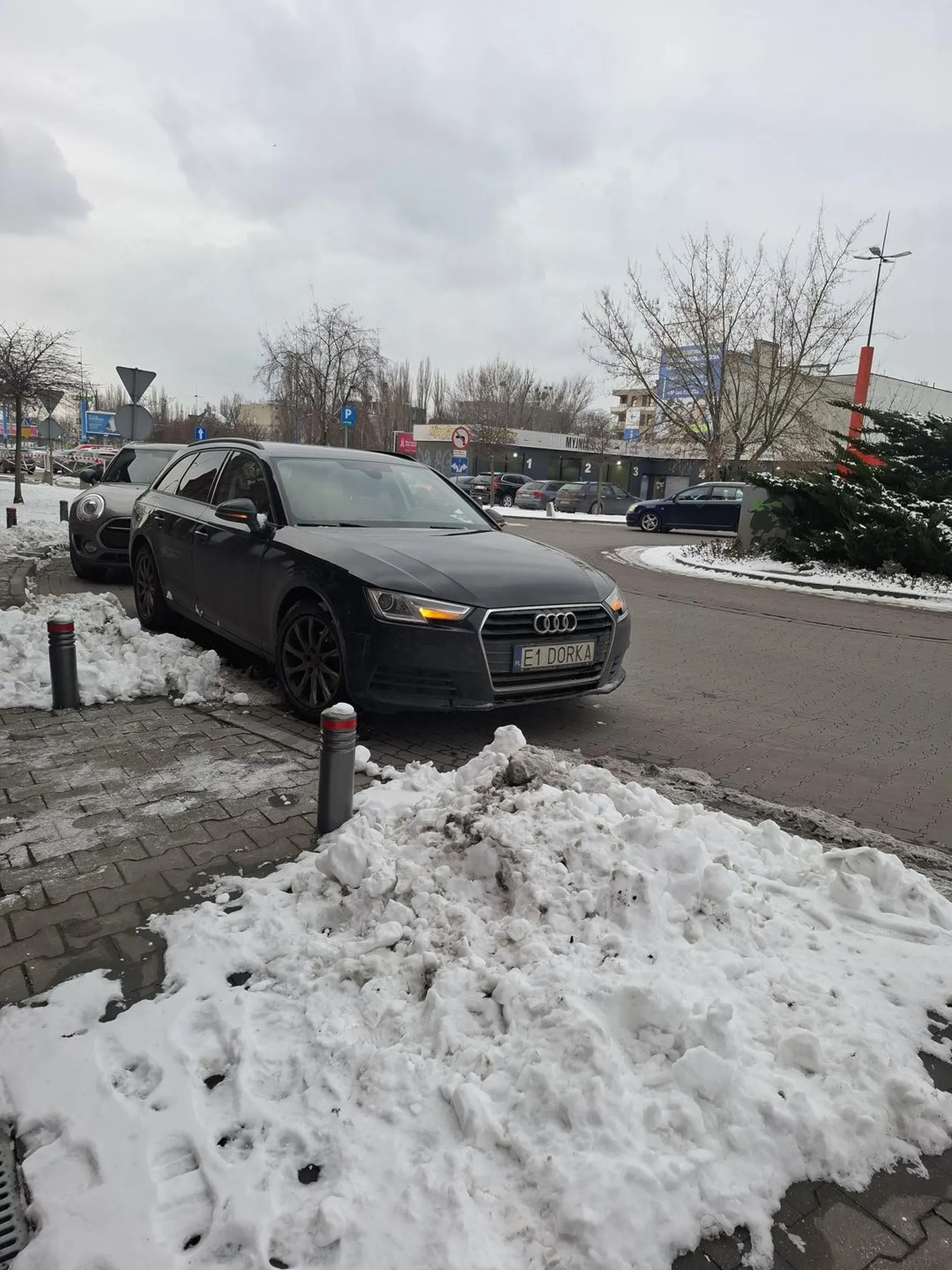 Polecam przypomnieć sobie zasady ruchu drogowego, rondo nie służy do parkowania ;)
