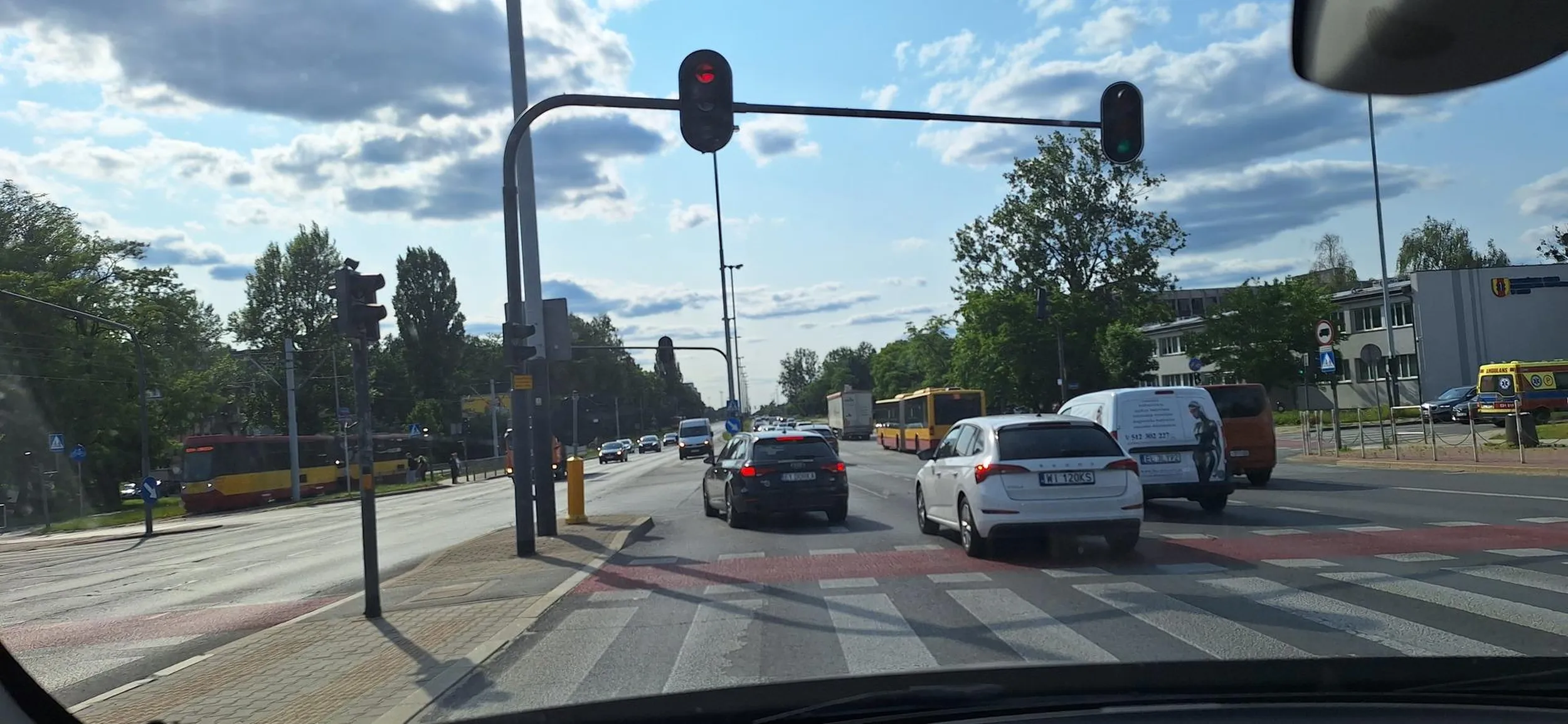 Czerwone światło obowiązuje wszystkich na lewo skręcie ale Pani widocznie przepisów nie zna u wszystkich omija