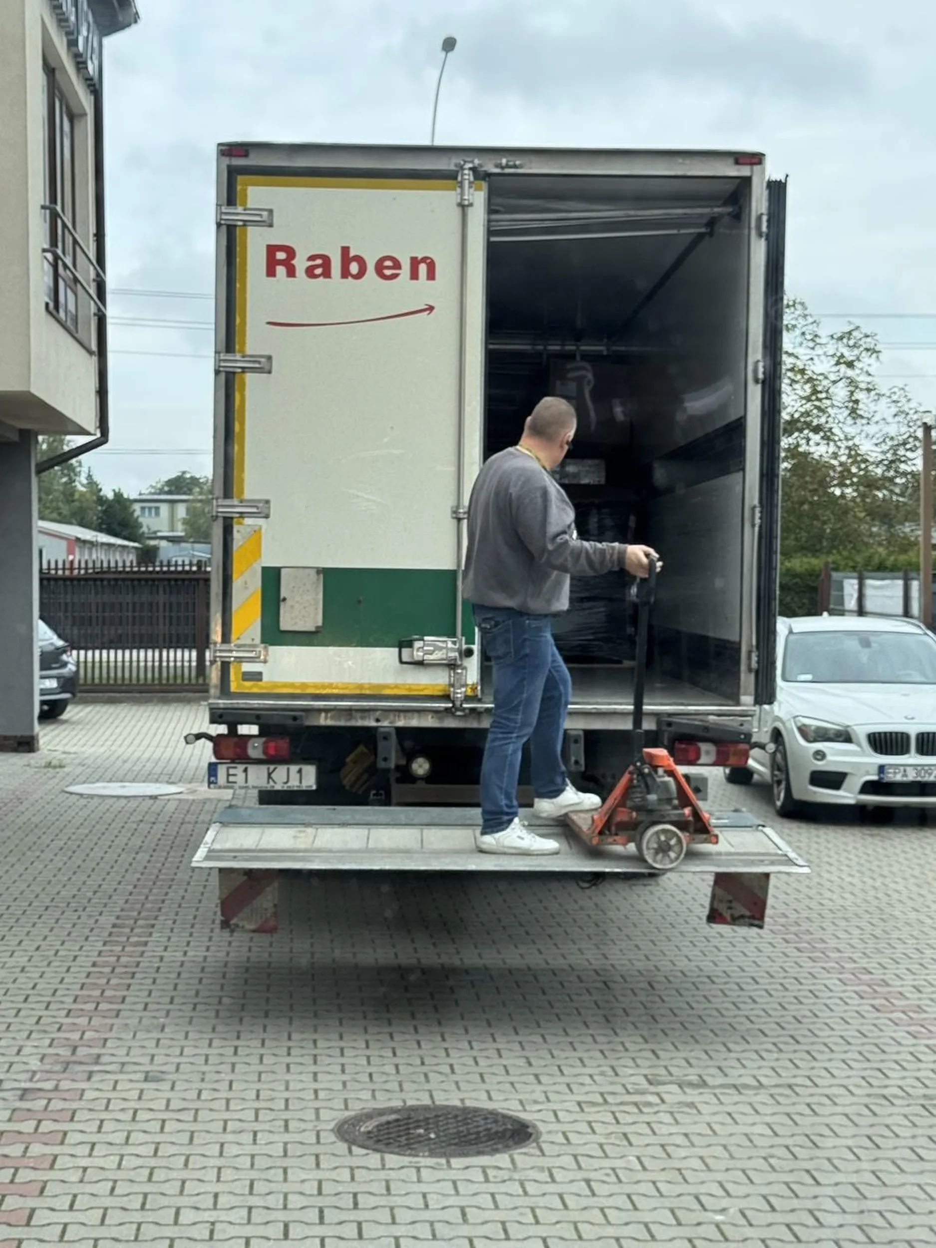 Król i władca zastawił cały wyjazd bo on ma dostawę. Zamiast zjechać do lewej albo do prawej. Żeby chociaż przeprosił albo powiedział czy można poczekać 5 min ale oczywiście język w dupie. Nie pozdrawiam