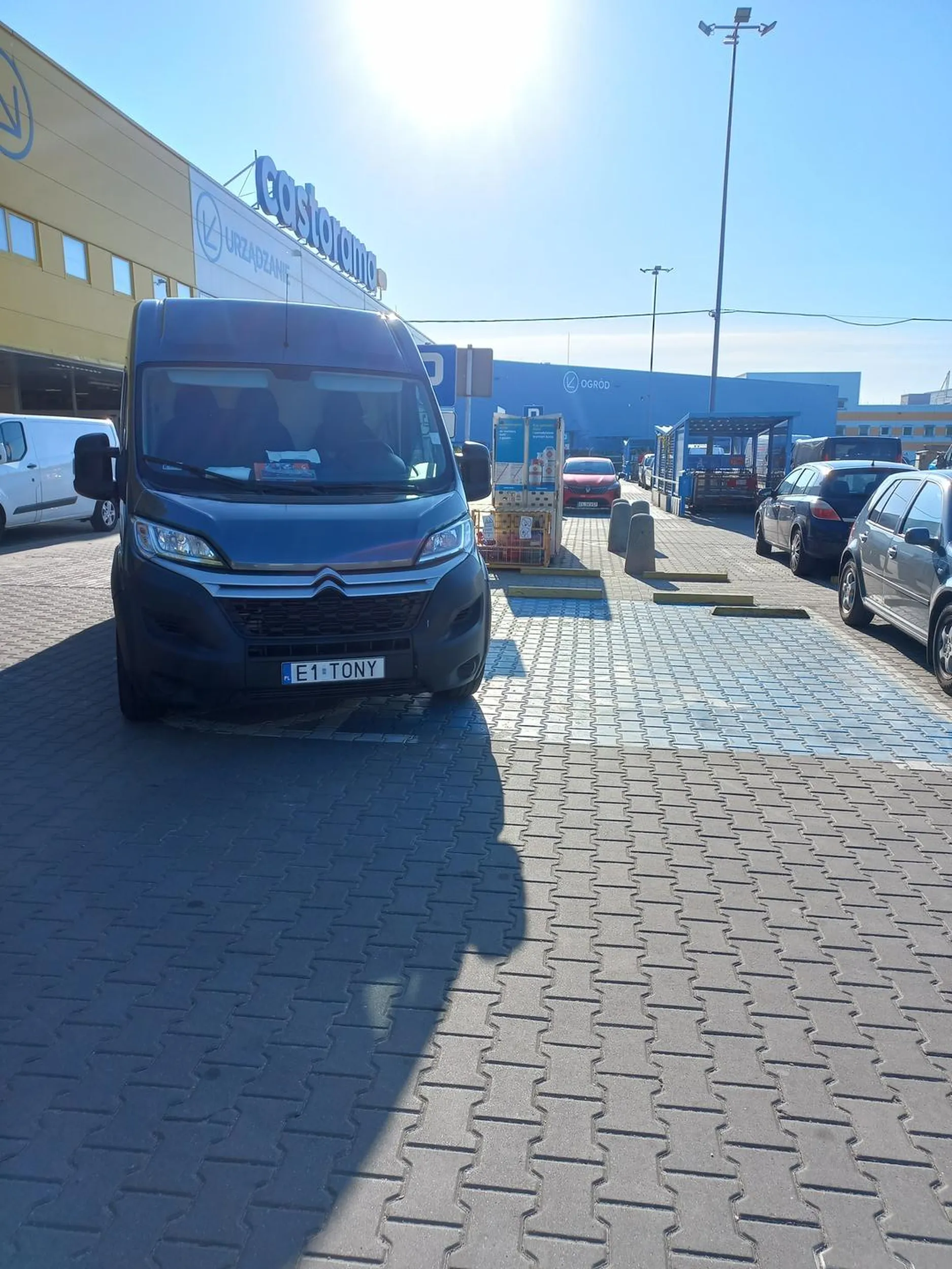 Ciężko przejść się z wózkiem z zakupami kilka metrów dalej. Lepiej zastawić miejsce dla inwalidy. I tak jest codziennie