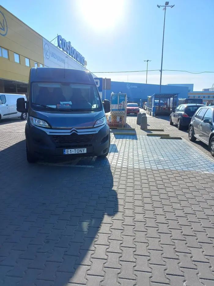 Ciężko przejść się z wózkiem z zakupami kilka metrów dalej. Lepiej zastawić miejsce dla inwalidy. I tak jest codziennie