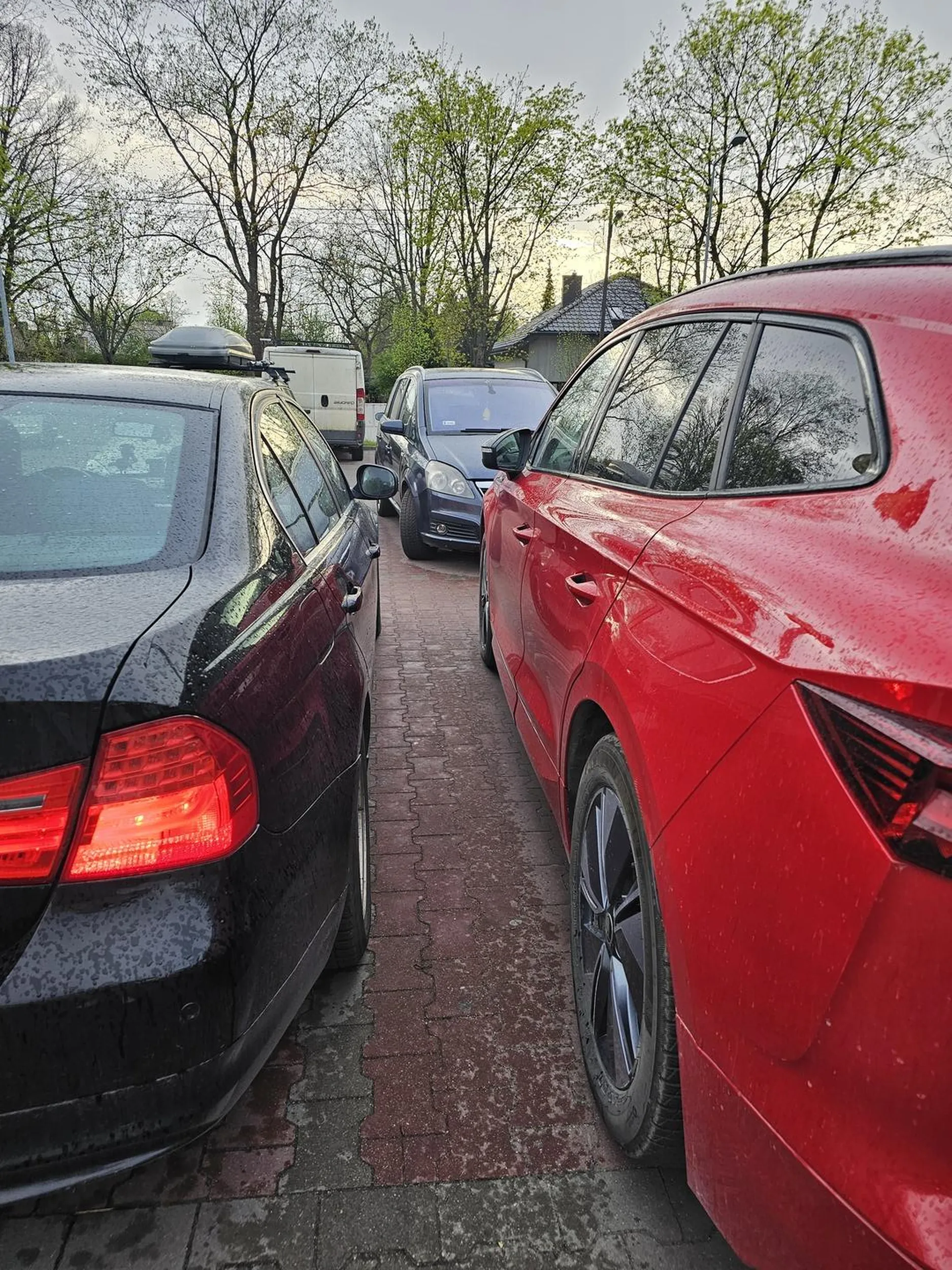 Czlowiek bez kultury osobistej. Oczywiście poczekałam na kierowcę, żeby jakoś dostać się do auta zwracając uwagę, że to chamskie zostawiać 10cm na wejście do auta no i zostałam wyśmiana. Pan twierdził, że no przecież on się zmieścił ?