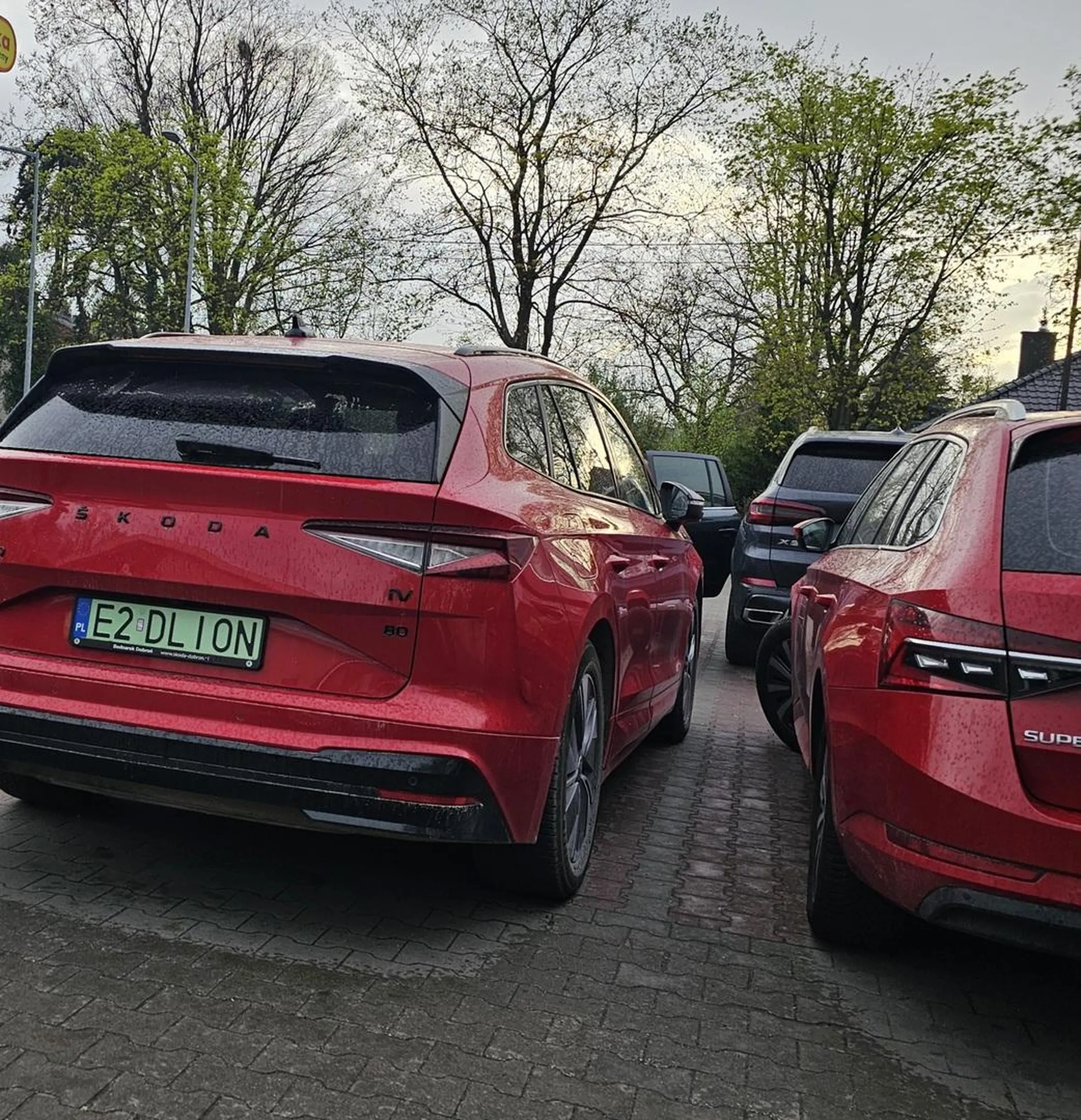 Czlowiek bez kultury osobistej. Oczywiście poczekałam na kierowcę, żeby jakoś dostać się do auta zwracając uwagę, że to chamskie zostawiać 10cm na wejście do auta no i zostałam wyśmiana. Pan twierdził, że no przecież on się zmieścił ?