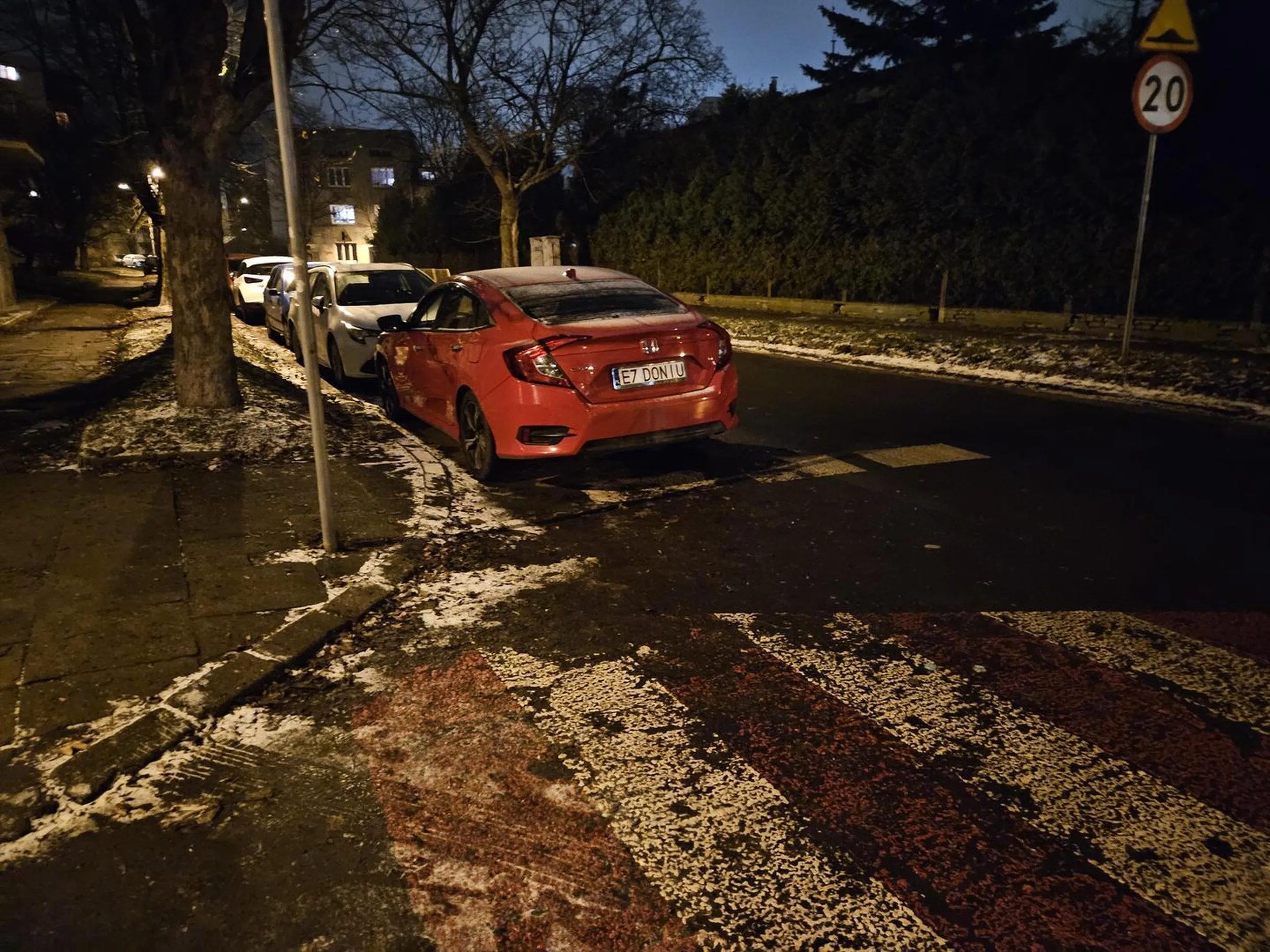 Nie dosyć, że jeździ po osiedlu jak pokraka, to staje przy PDP