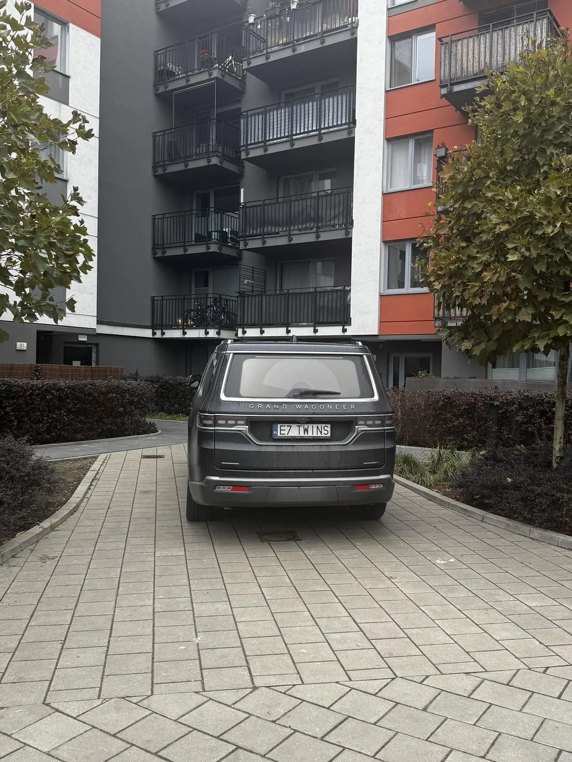 Ciągle stoi na wyjściu przeciwpożarowym swoim wielkim bykiem